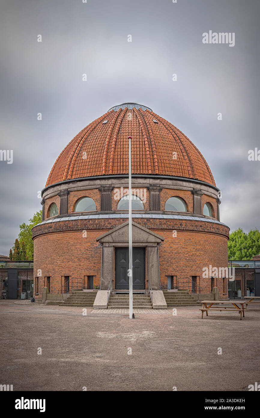 Une vieille chapelle dans le nord de Copenhague a été transformé en un studio de danse par Domus arkitekter. Maintenant l'ancien crématorium est plein de vie et les jeunes Banque D'Images