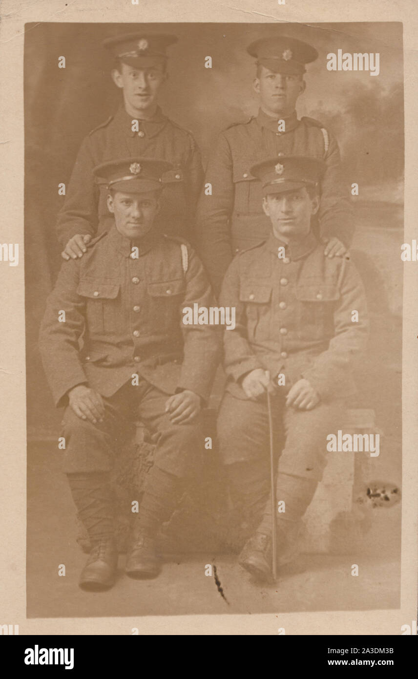 Vintage Portrait photographique Carte postale montrant quatre soldats de l'armée britannique de la PREMIÈRE GUERRE MONDIALE. Banque D'Images