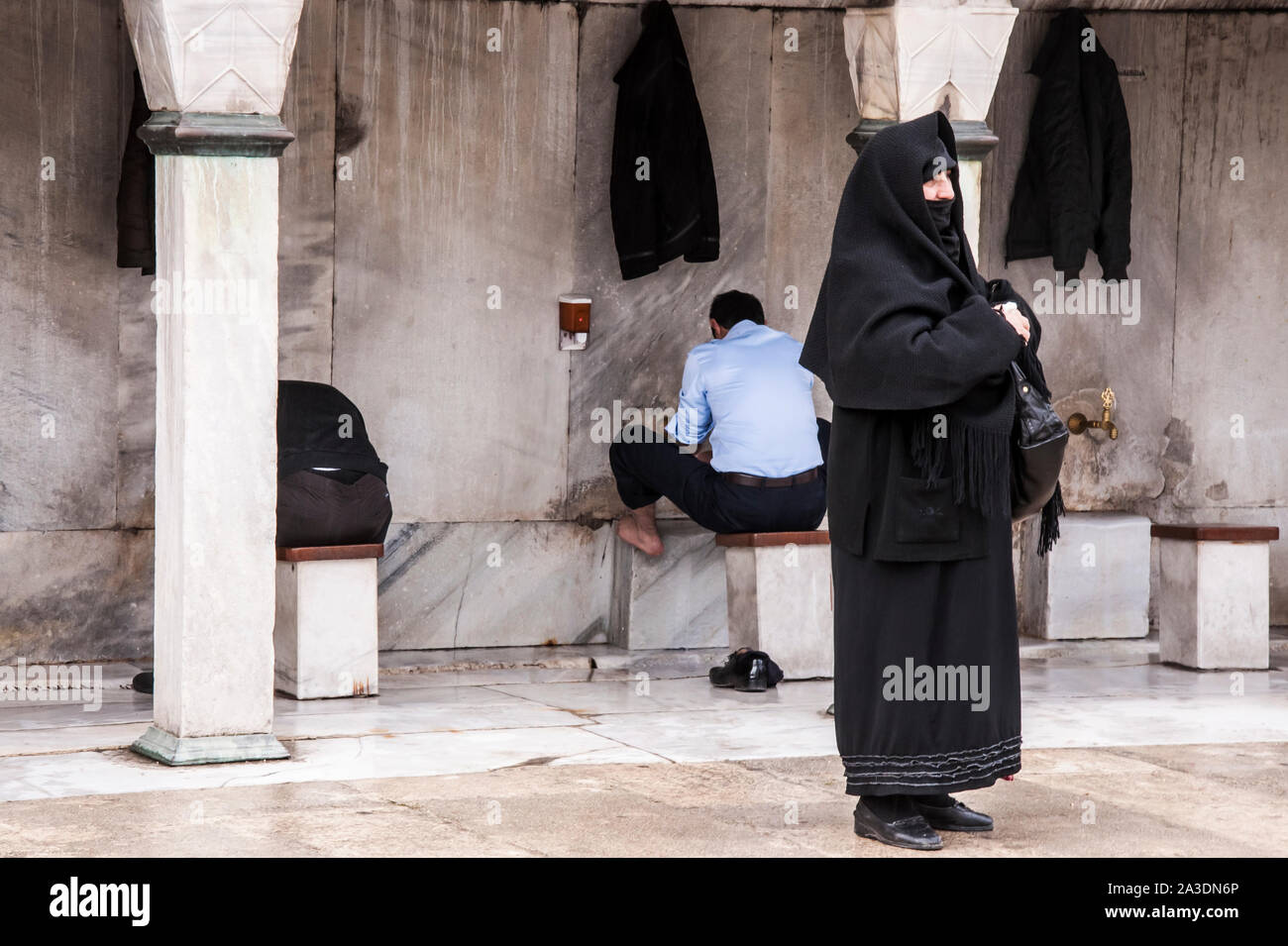 Les musulmans leur laver les pieds avant d'entrer dans la mosquée à Istanbul. Banque D'Images