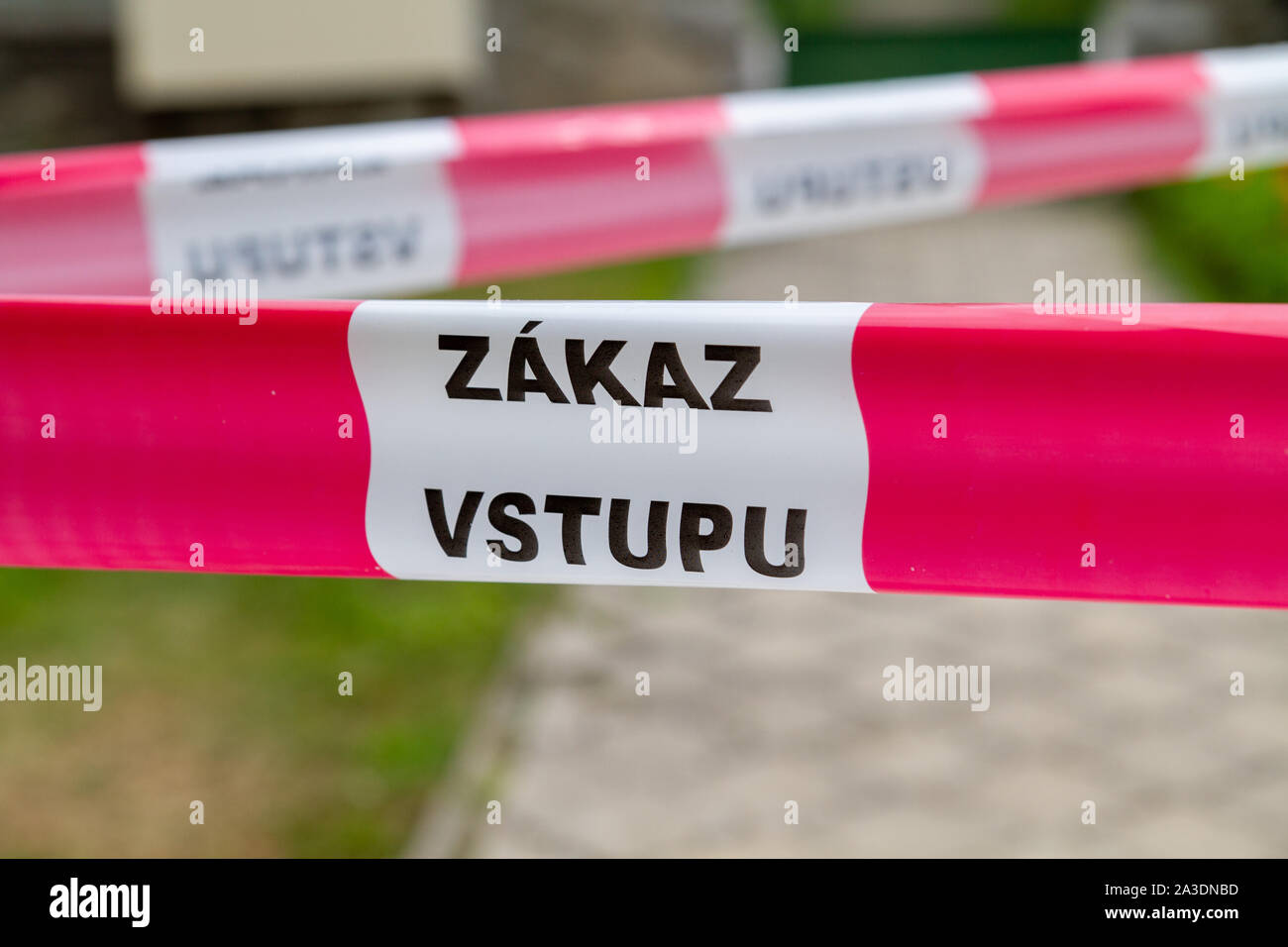 Un cordon avec les mots 'Zakaz vstupu" qui signifie "en slovaque Pas d'entrée' ou 'Entrée interdite' Banque D'Images