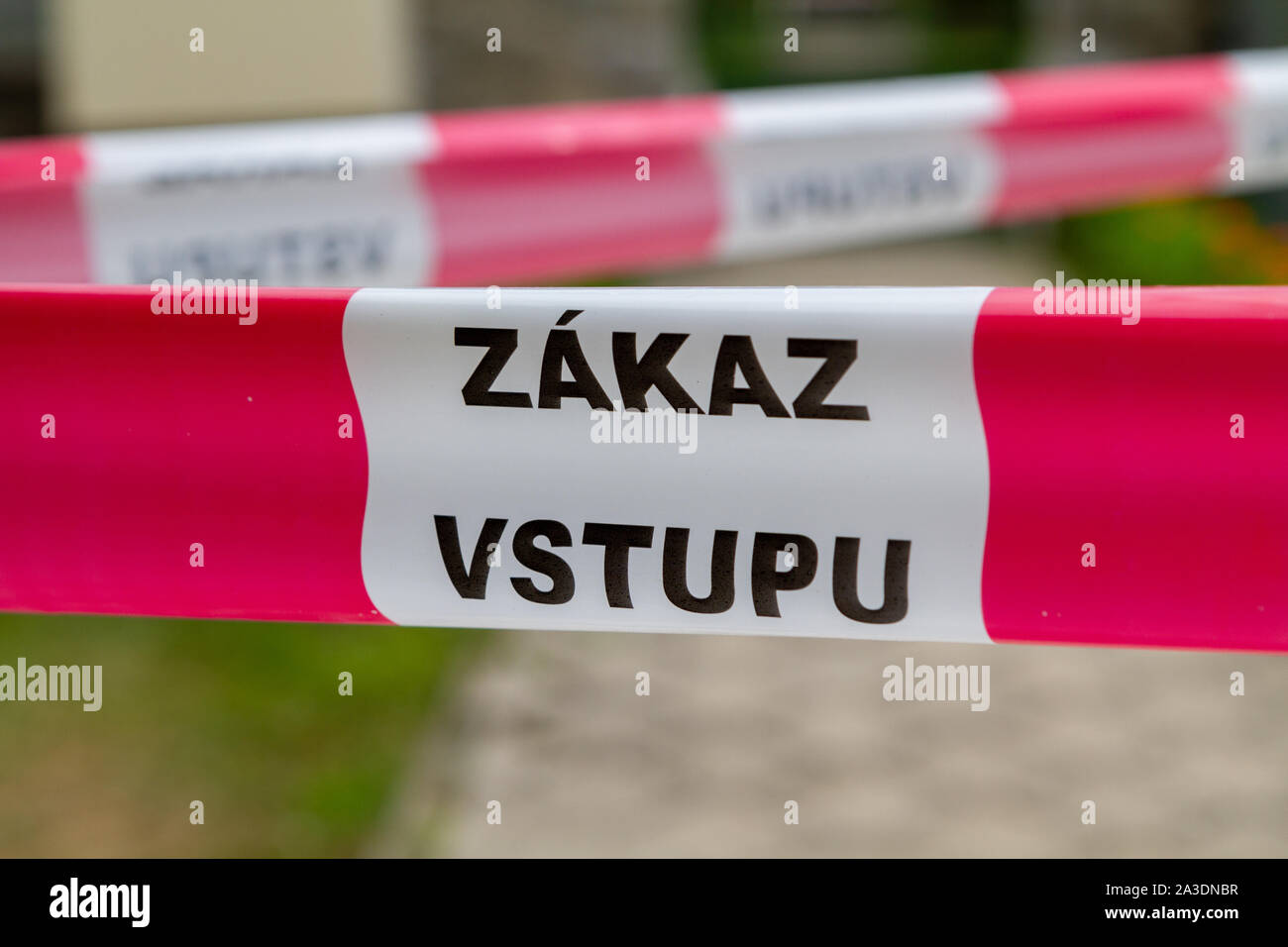 Un cordon avec les mots 'Zakaz vstupu" qui signifie "en slovaque Pas d'entrée' ou 'Entrée interdite' Banque D'Images