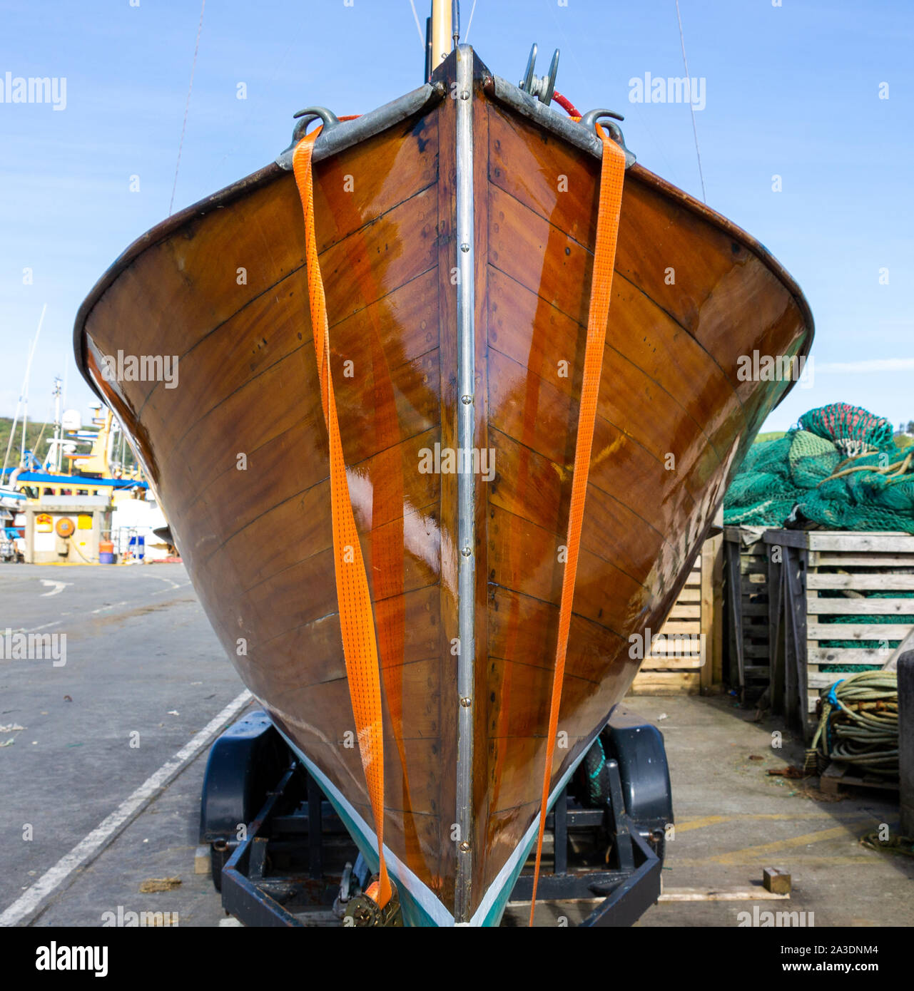 Platelage en bois verni sur une coque de bateau construit en bois franc Banque D'Images