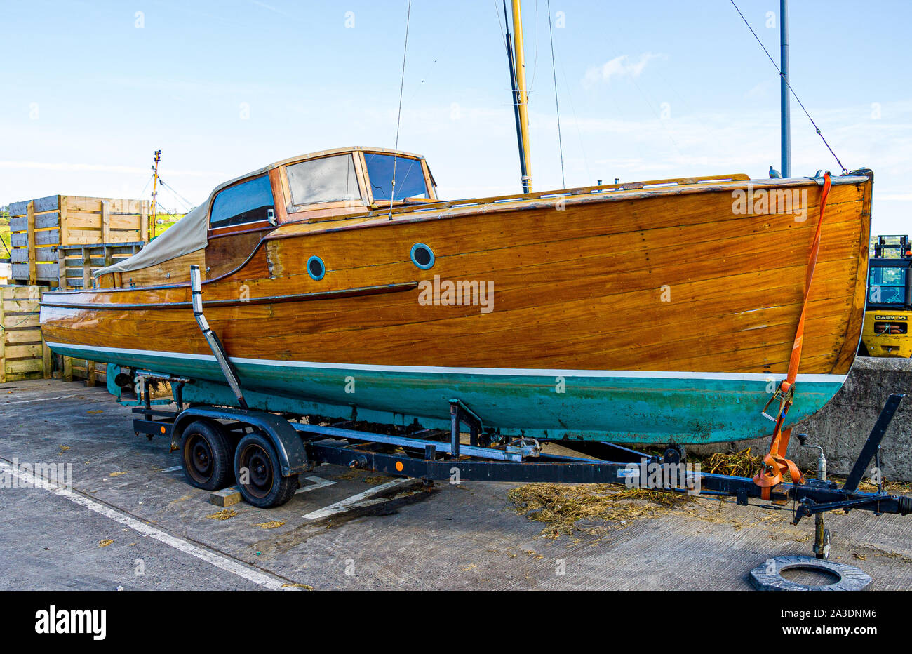 Platelage en bois verni sur une coque de bateau construit en bois franc Banque D'Images