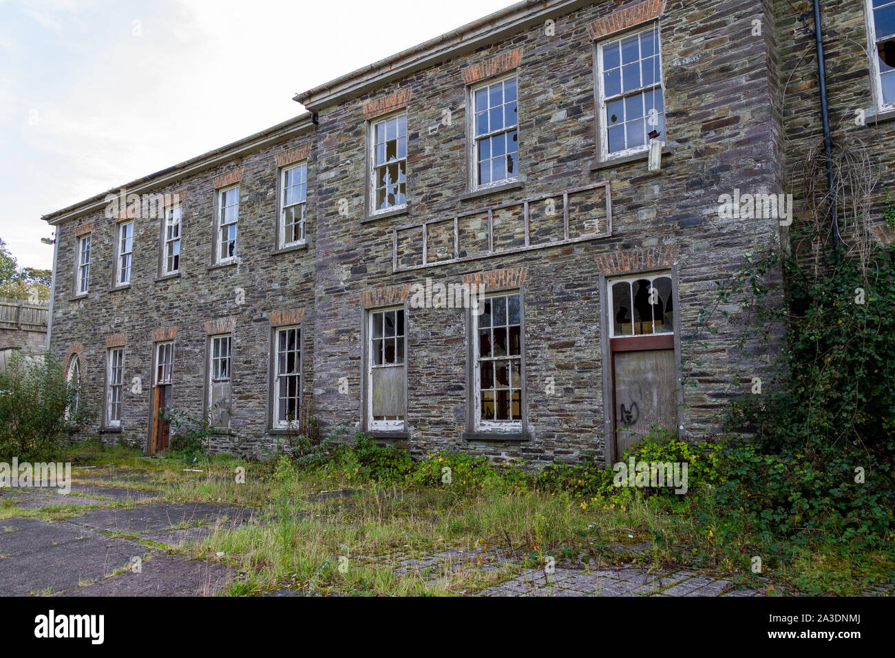 Bâtiment de l'école à l'abandon avec des fenêtres cassées dans Skibbereen Cork Irlande de l'Ouest. Banque D'Images