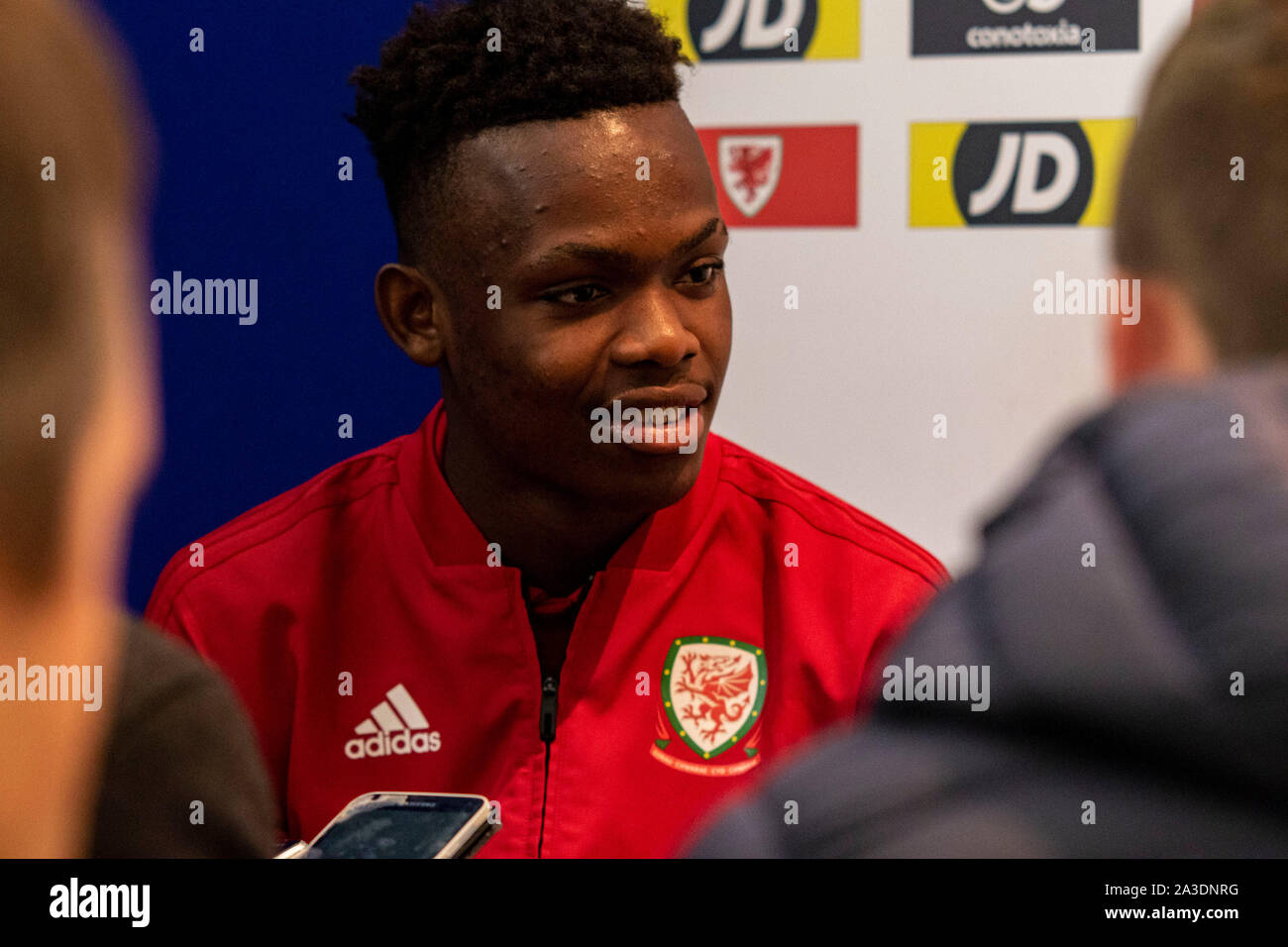 Cardiff, Wales 7/10/19 Le Rabbin Matondo de galles fait face à des médias à St Fagan's Museum de l'avant de l''UEFA Euro 2020 contre la Slovaquie et Croatie qualificatifs. Banque D'Images