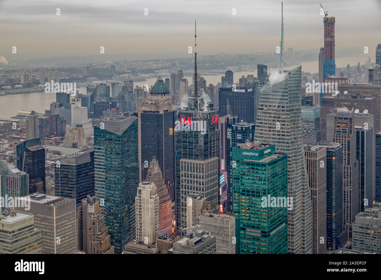 Vue sur les gratte-ciel de New York depuis le sommet de l'Empire State Building en hiver Banque D'Images