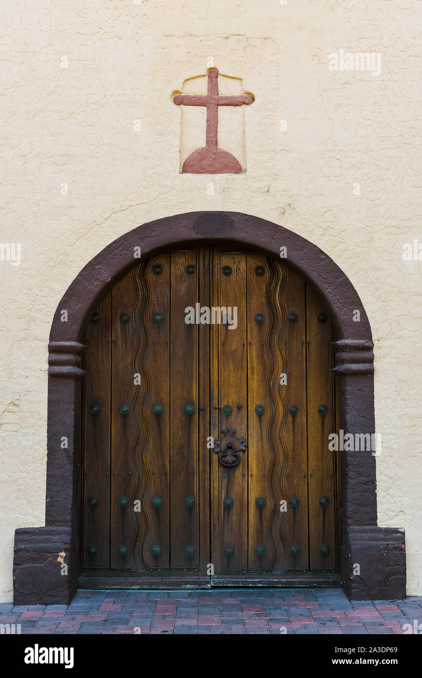 Portes en bois rustique et croix à l'entrée principale de l'église de la Mission de Santa Inês à Solvang, Californie Banque D'Images
