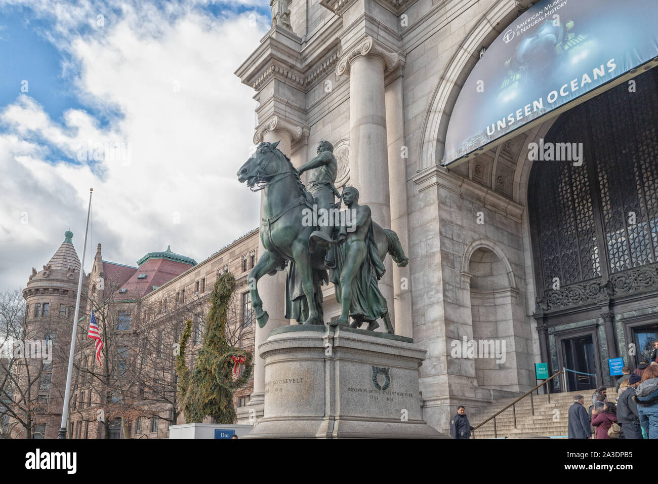 Musée américain d'histoire naturelle de New York entrée principale vue sur la lumière du jour avec la statue de Theodore Roosevelt au premier plan Banque D'Images
