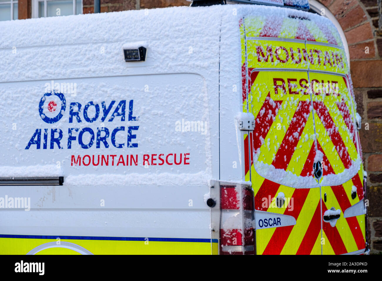 Véhicule de secours en montagne de la RAF 'Oscar' garé et recouverts de neige en montagnes de l'Ecosse Banque D'Images