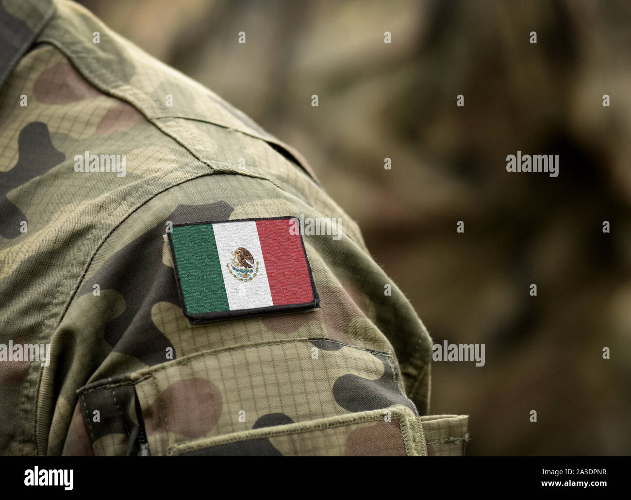 Drapeau du Mexique sur les soldats du bras. Drapeau du Mexique sur l'uniforme militaire (collage). Banque D'Images