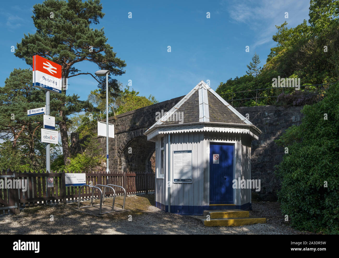 La station de Duncraig avec sa salle d'attente octogonale inhabituelle sur la ligne de train ScotRail Inverness à Kyle of Lochalsh, près de Plockton sur le Loch Carron Banque D'Images