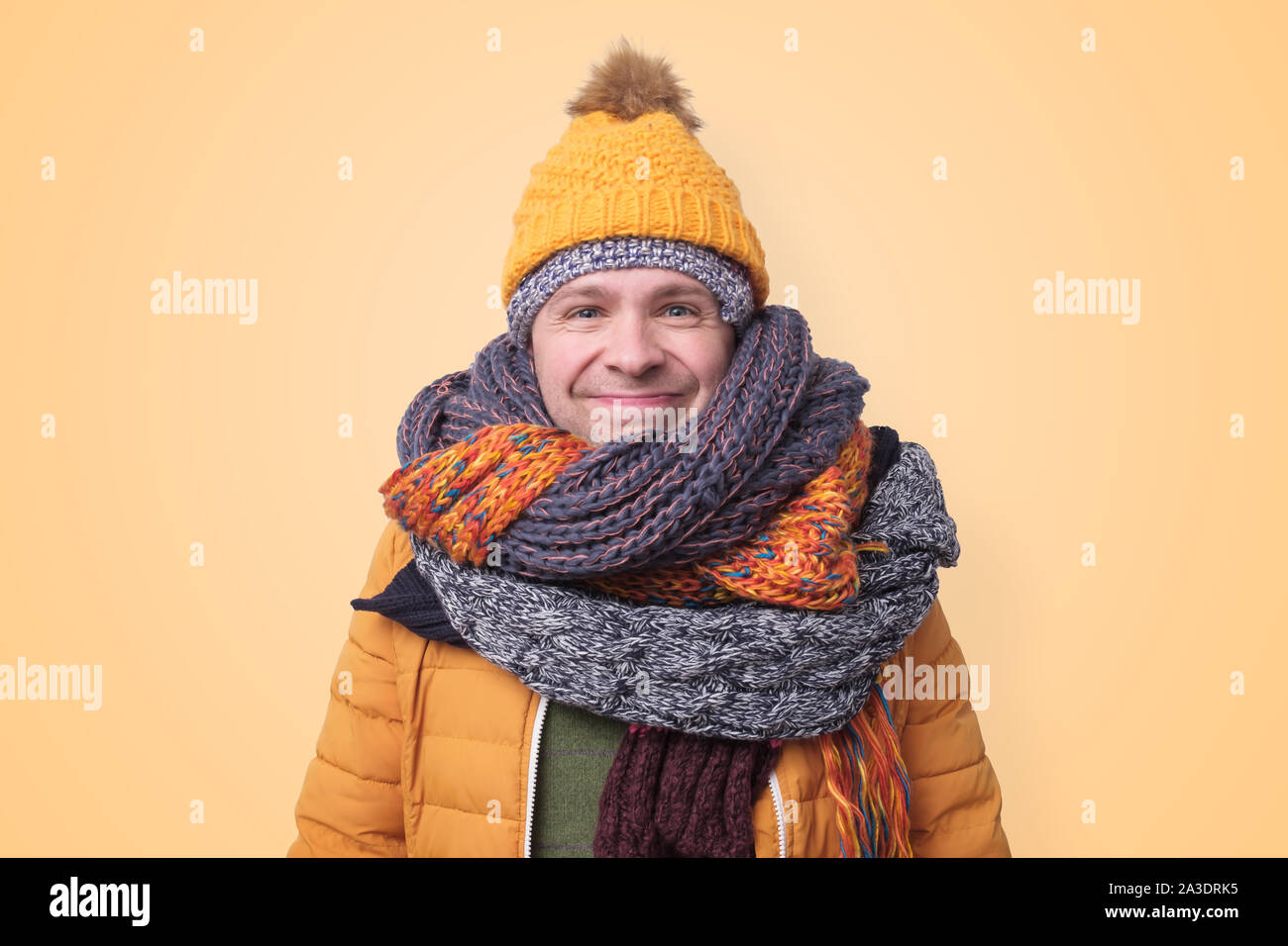 Beau portrait comique dans plusieurs chapeaux et écharpes. Banque D'Images