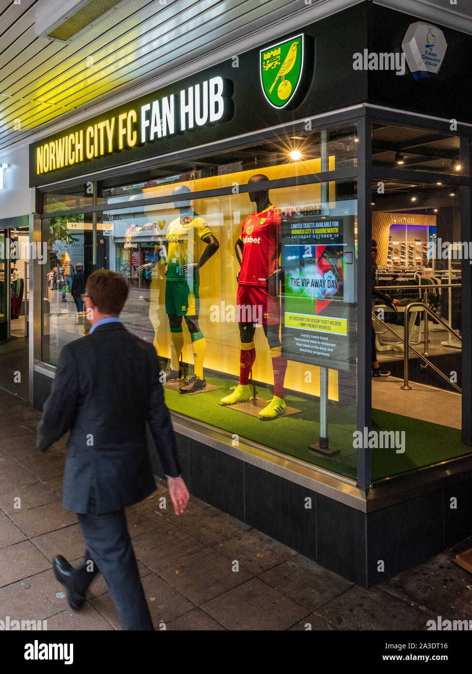 Norwich City FC le moyeu, de stocker dans le centre-ville de Norwich situé dans le magasin Intersport Jarrold. Banque D'Images