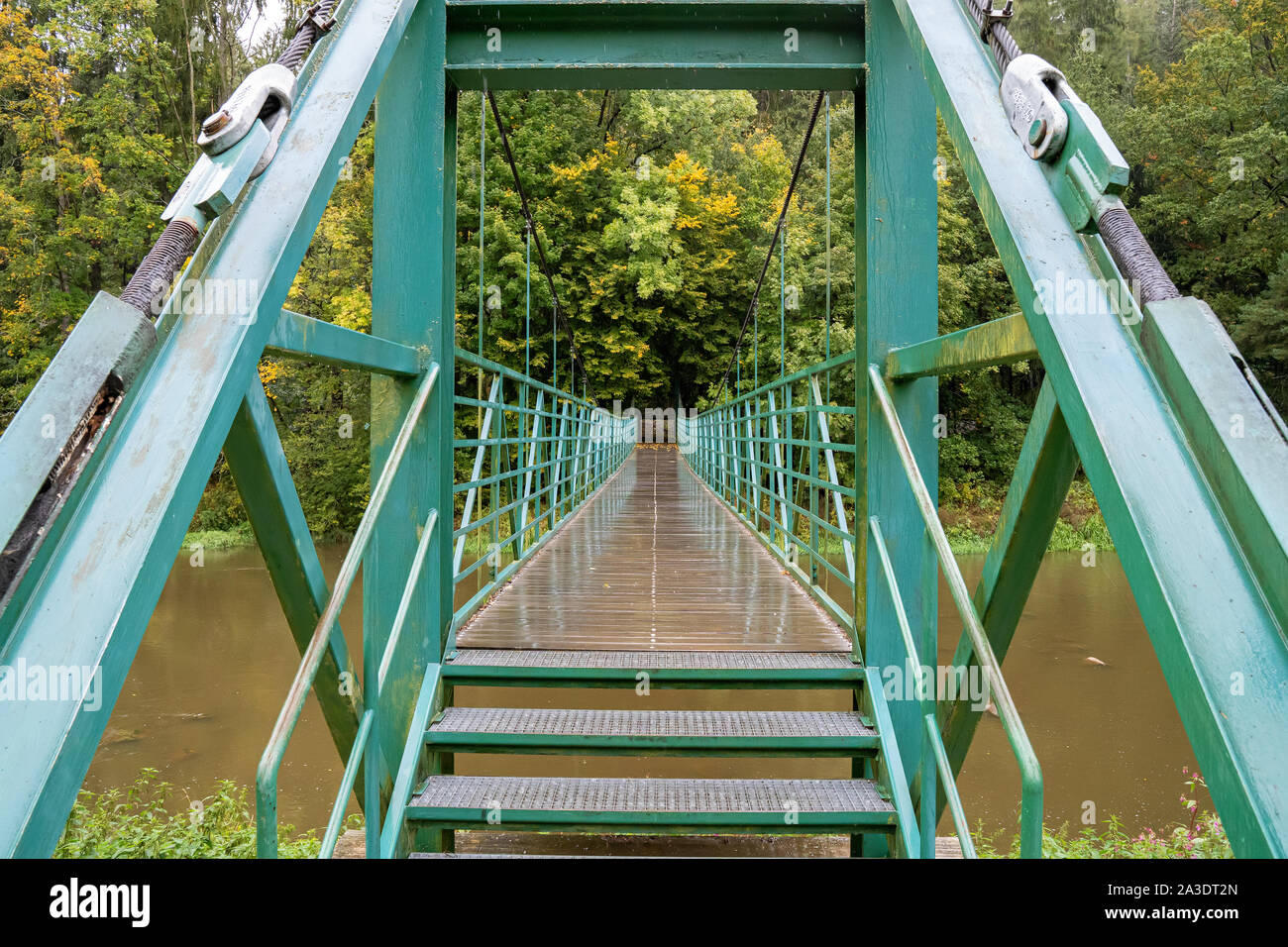 Pont suspendu de l'automne sur la rivière. Pont Vert. Banque D'Images