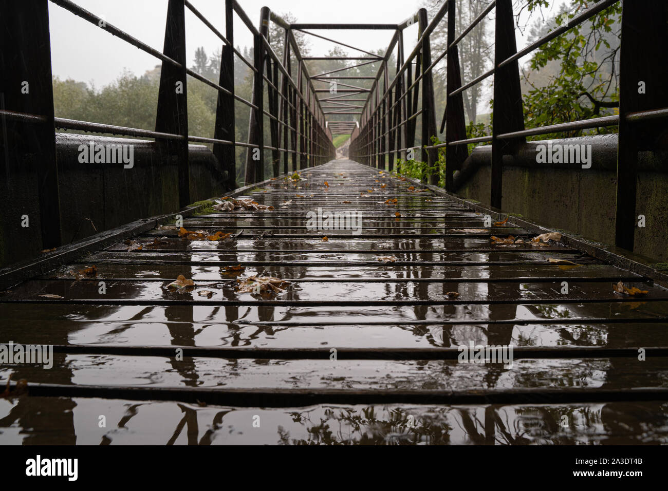 Pont métallique sous la pluie à partir de l'angle inférieur. Banque D'Images