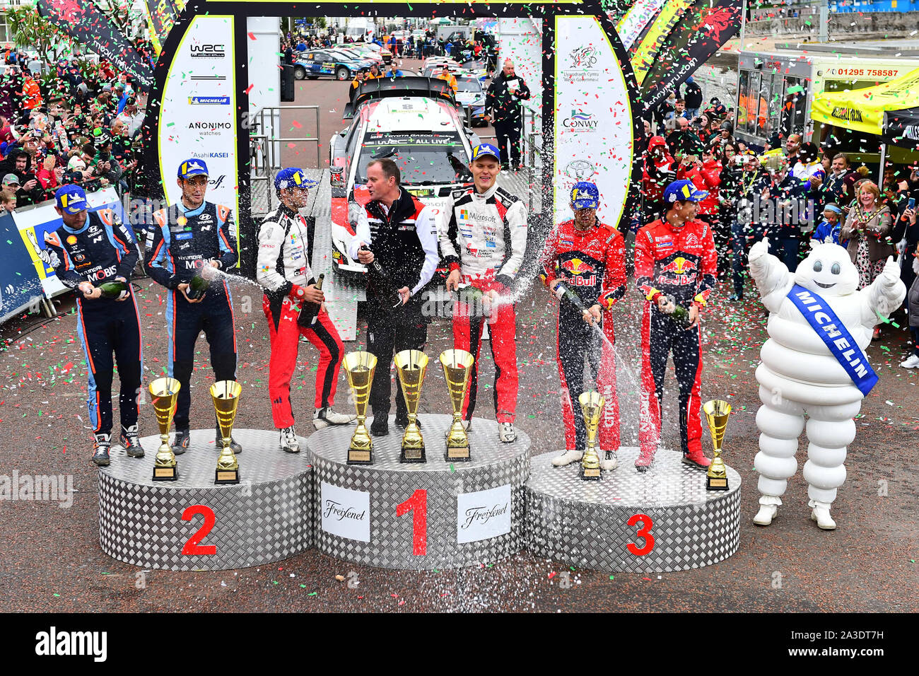 6 octobre 2019, le Pays de Galles ; Wales Rally GB 2019 Podium : gagnants 2019 Ott TANAK Martin & Co JERVEOJA concurrentes dans la Toyota Yaris WRC pour Toyota Gazoo Racing WRT, avec Thierry Neuville et Nicolas Gilsoul pilote Co concurrence sur le Coupé Hyundai i20 WRC pour Hyundai Mobis Shell World Rally Team en 2ème place et Sébastien Ogier et Julien INGRASSIA pilote de coopération compétitive dans une Citroën C3 WRC pour Citroën Total WRT terminant en 3e place. Credit : Gareth Dalley/News Images Banque D'Images