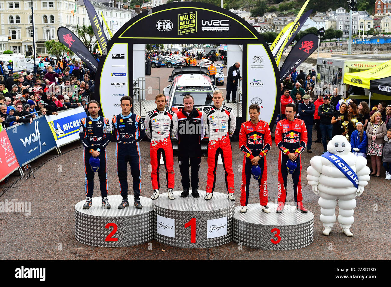 6 octobre 2019, le Pays de Galles ; Wales Rally GB 2019 Podium : gagnants 2019 Ott TANAK Martin & Co JERVEOJA concurrentes dans la Toyota Yaris WRC pour Toyota Gazoo Racing WRT, avec Thierry Neuville et Nicolas Gilsoul pilote Co concurrence sur le Coupé Hyundai i20 WRC pour Hyundai Mobis Shell World Rally Team en 2ème place et Sébastien Ogier et Julien INGRASSIA pilote de coopération compétitive dans une Citroën C3 WRC pour Citroën Total WRT terminant en 3e place. Credit : Gareth Dalley/News Images Banque D'Images