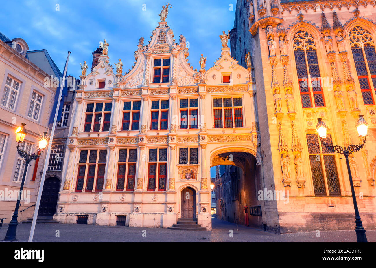 La ville pittoresque médiévale avec la nuit place Burg à Bruges, Belgique. Banque D'Images