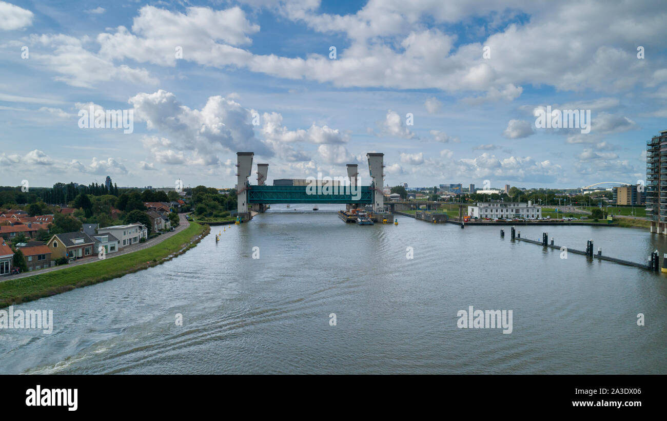 Levée de l'inondation dans la barrière Algera river Hollandse IJssel en arrière-plan sur une journée ensoleillée en été Banque D'Images