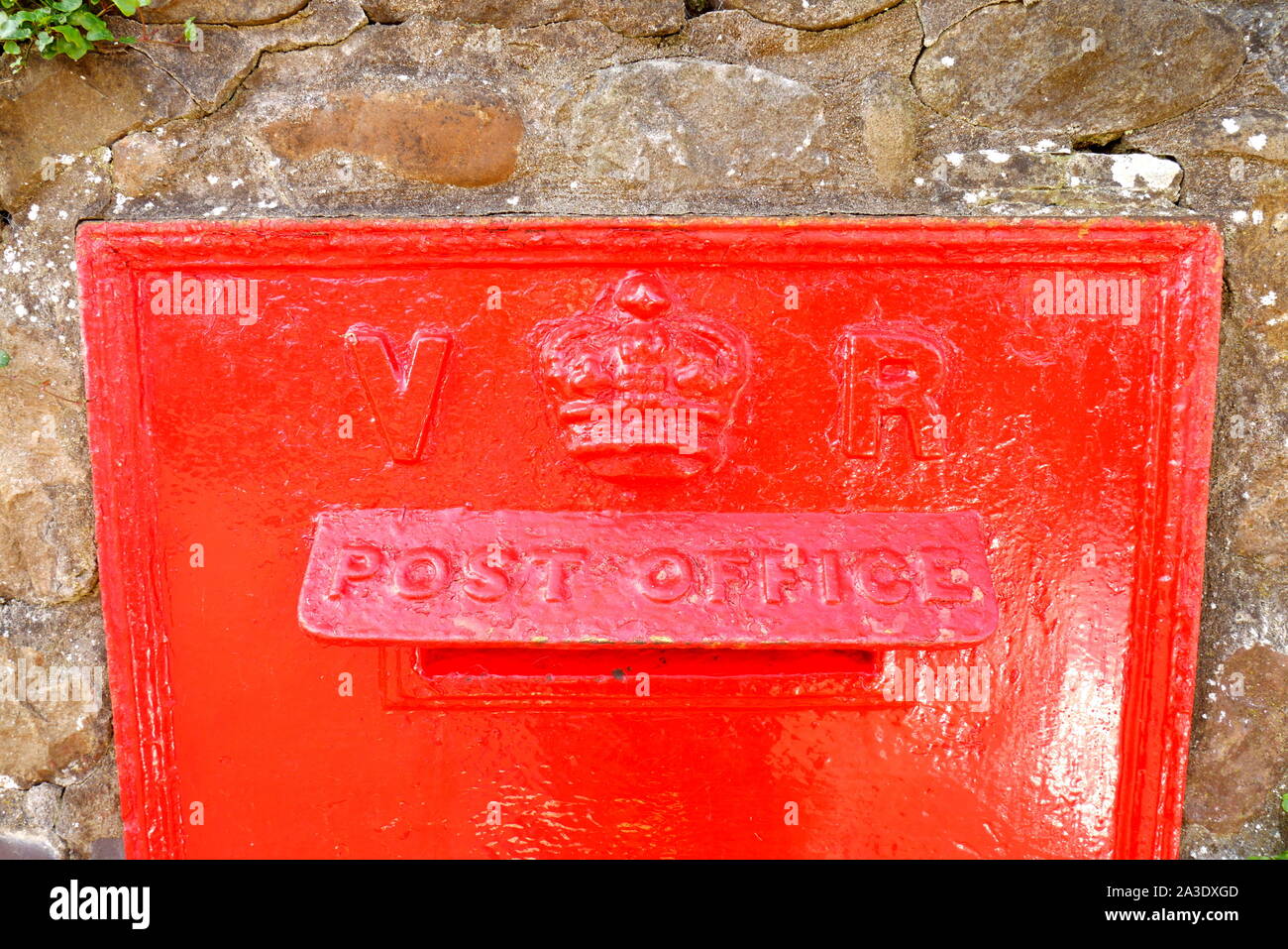 Boîte postale victorienne fixée dans un mur, Llandaff, Cardiff, pays de Galles, Royaume-Uni Banque D'Images