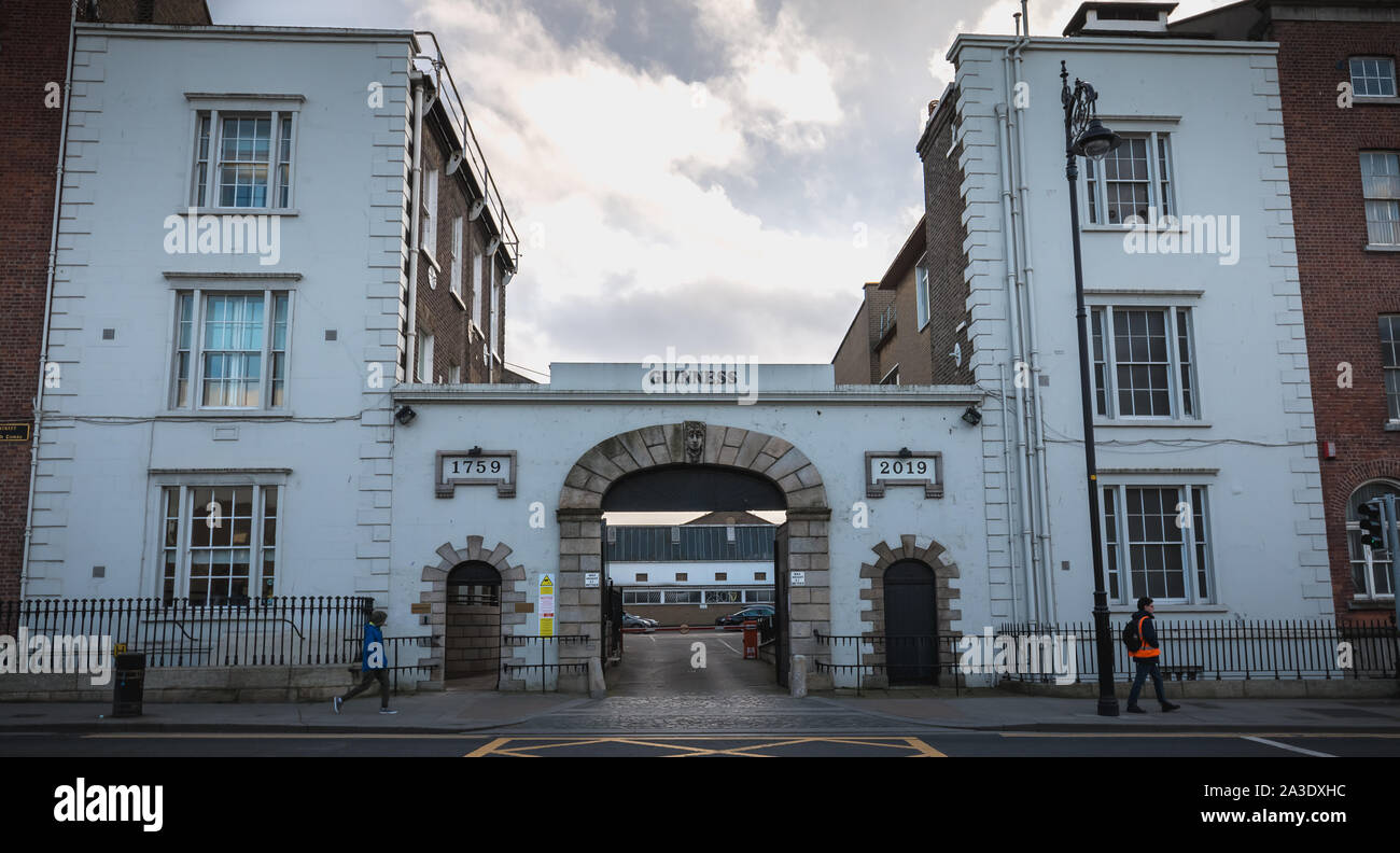 Dublin, Irlande - 13 Février 2019 : Vue de la devanture de la Distillerie Guinness dans le centre historique de la ville par une journée d'hiver Banque D'Images