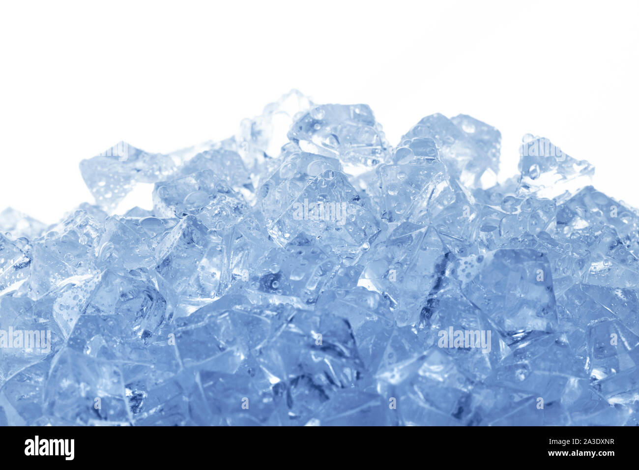 Des cubes de glace isolé sur fond blanc Banque D'Images