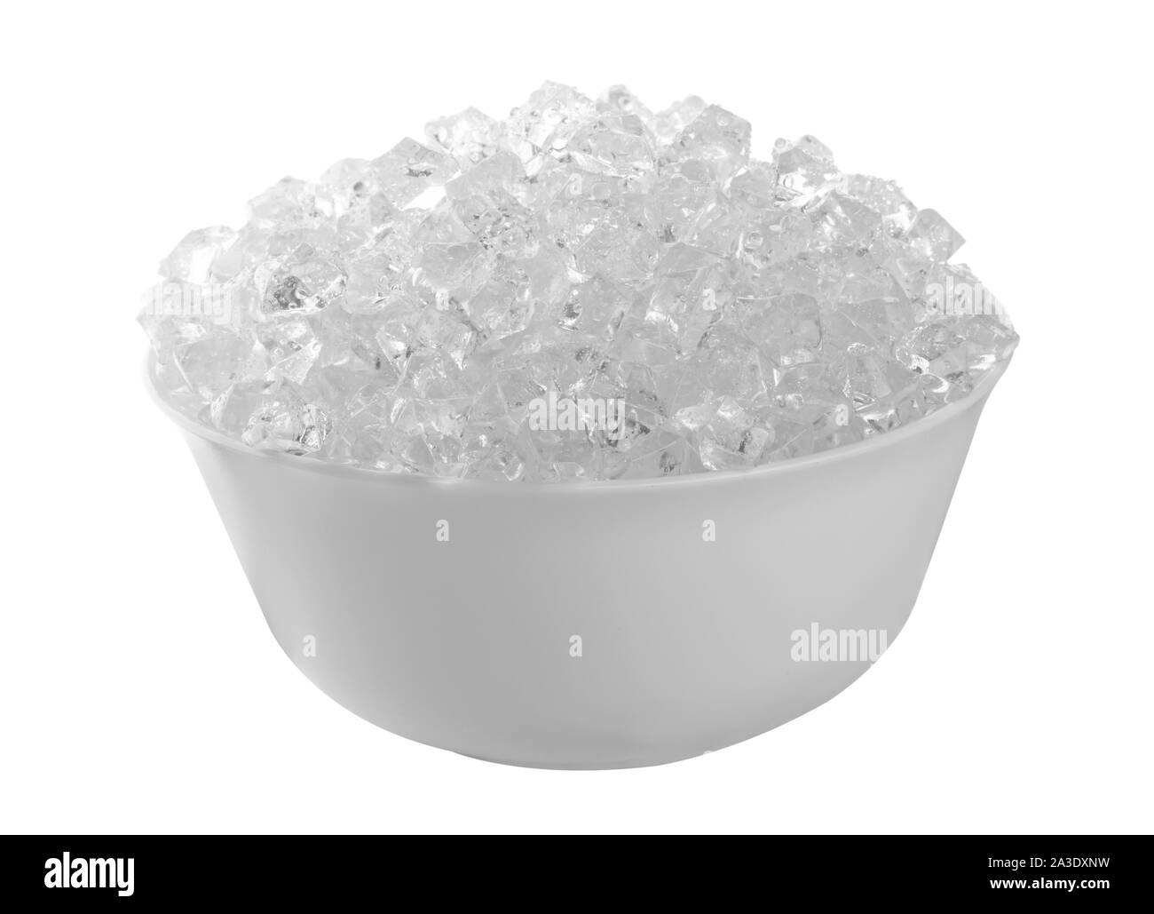 Des cubes de glace dans un bol isolé sur fond blanc Banque D'Images