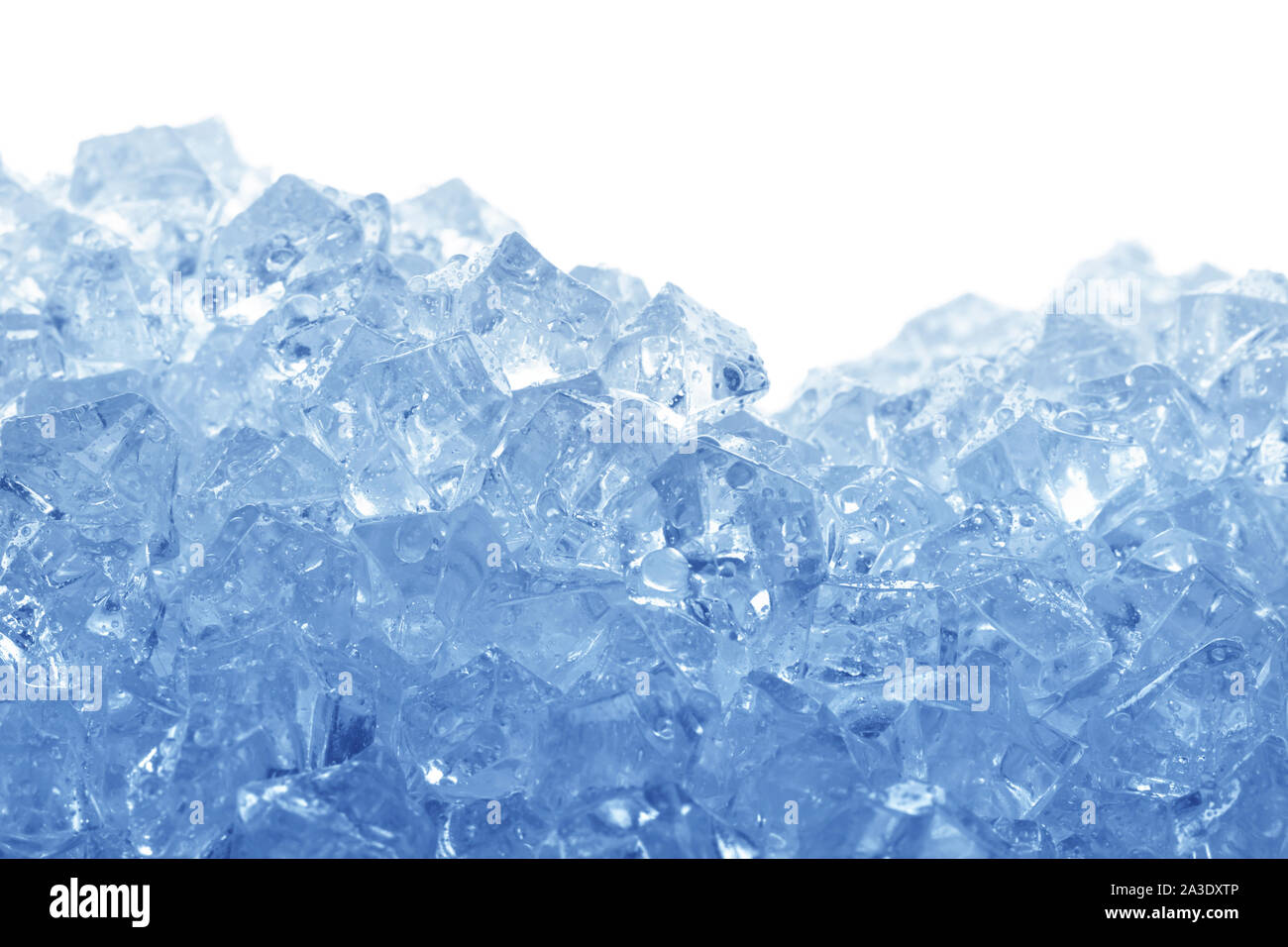 Des cubes de glace isolé sur fond blanc Banque D'Images