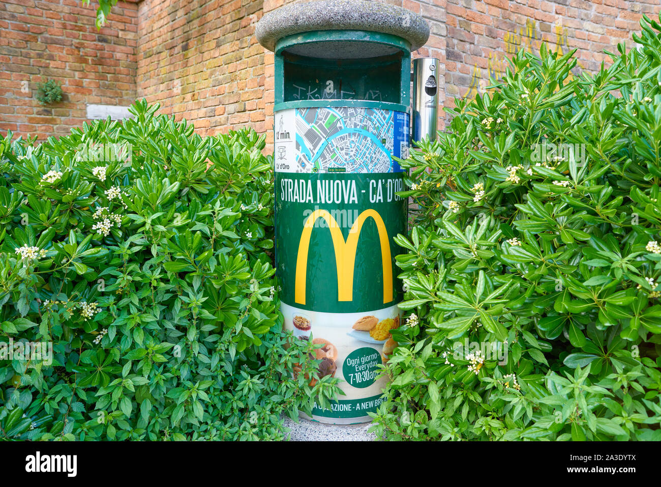 Venise, Italie - circa 2019 MAI : McDonald's sign vu sur une corbeille à Venise.. Banque D'Images