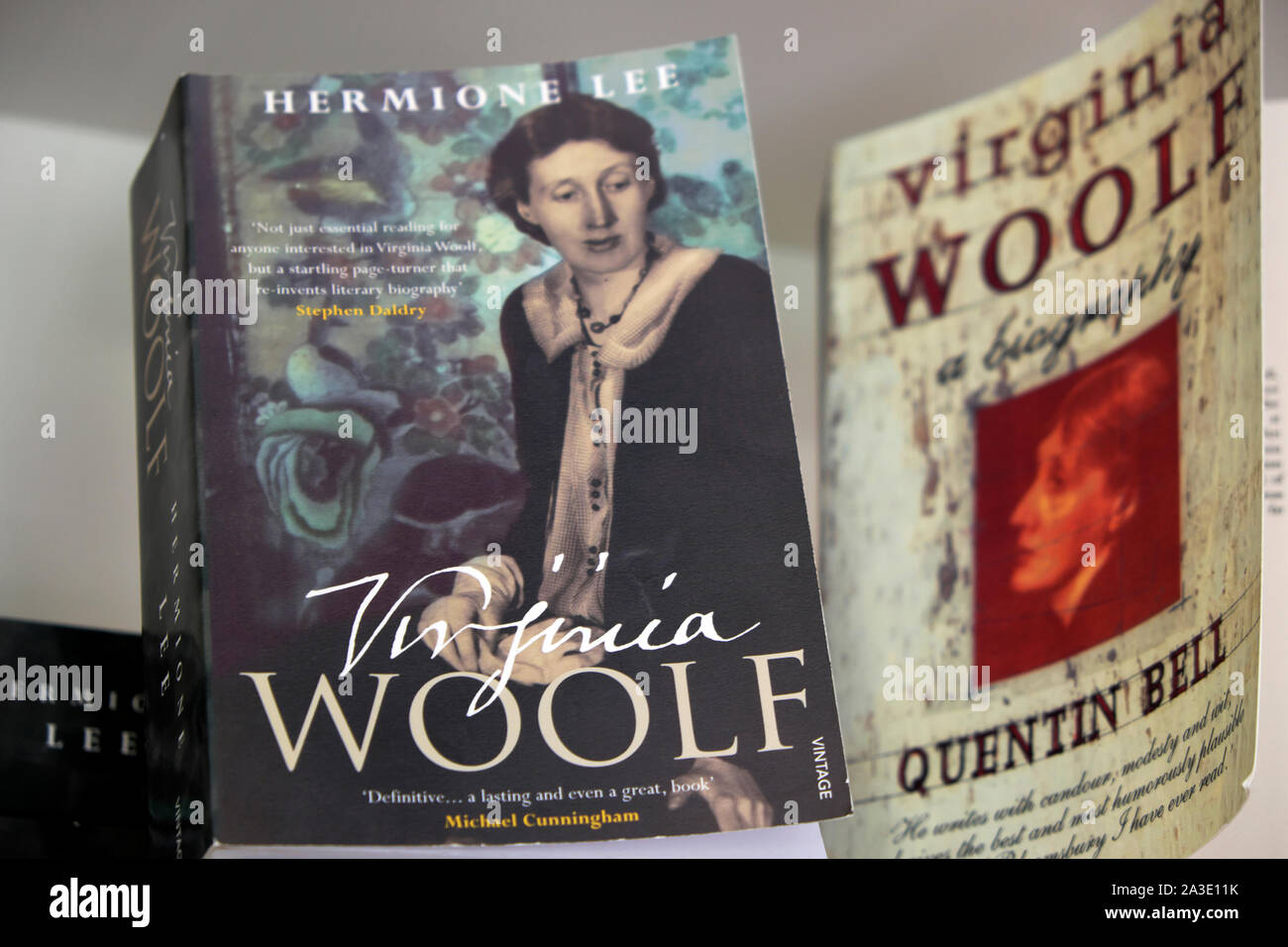 L'écrivain britannique Virginia Woolf autobiographie livres par Hermione Lee & Quentin Bell couverture du livre London England UK KATHY DEWITT Banque D'Images