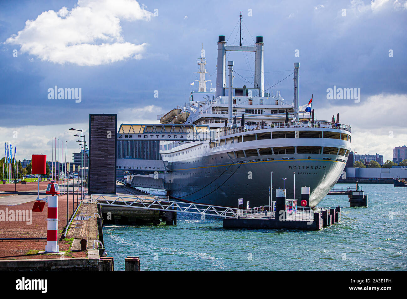 Bateau à vapeur du port de Rotterdam Rotterdam est utilisé comme hôtel flottant et salles de conférence. Banque D'Images