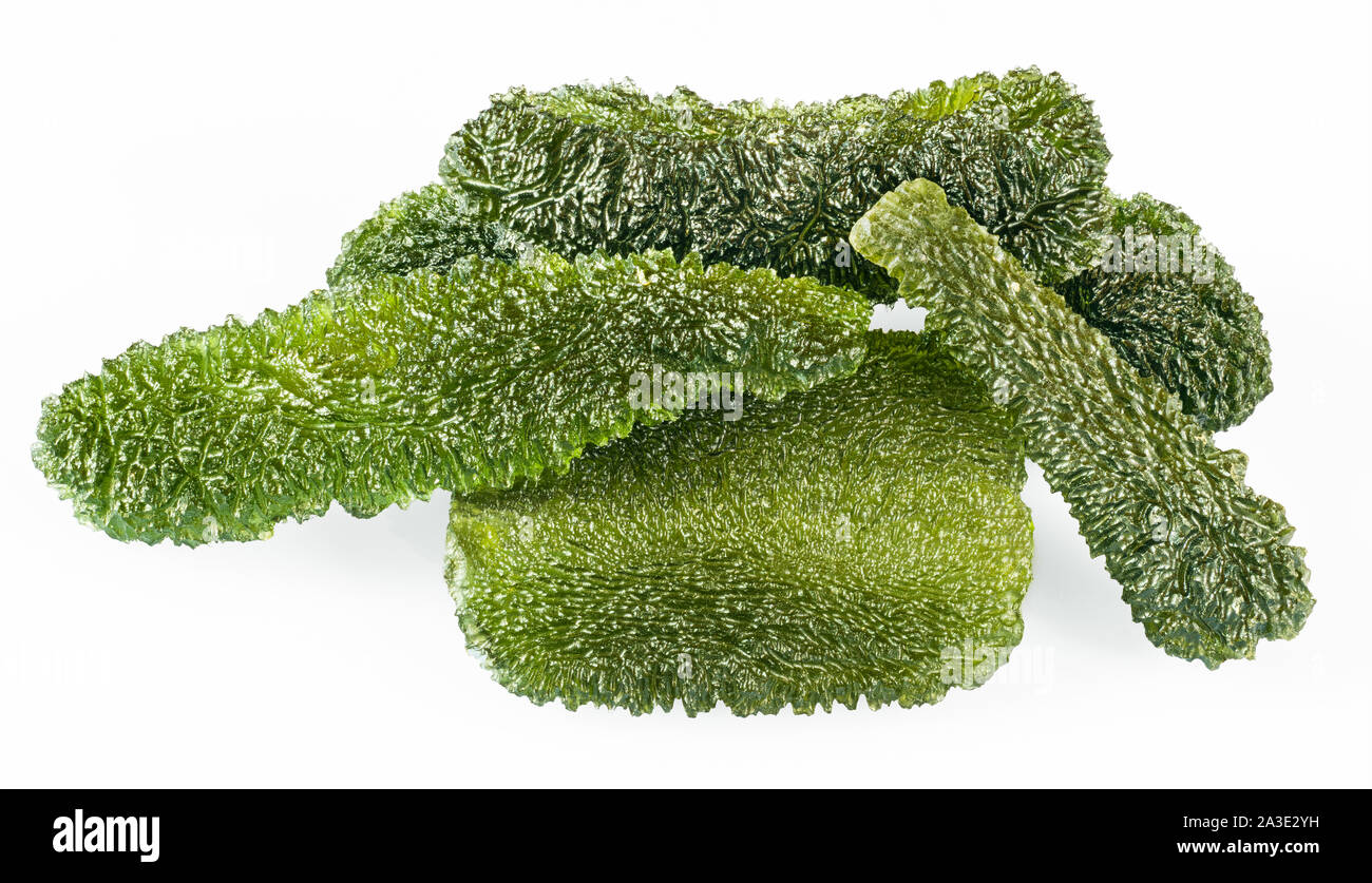 Moldavites collection. De rares perles vertes d'origine cosmique isolé sur fond blanc. La silice vitreuse détail. Pierres semi-précieuses de l'apparition de la mousse. Banque D'Images
