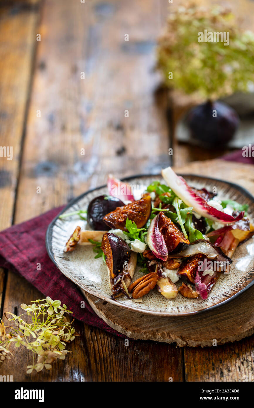 Figues caramélisées et salade de chicorée Banque D'Images