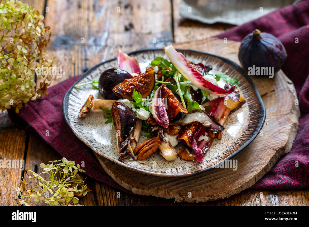 Figues caramélisées et salade de chicorée Banque D'Images