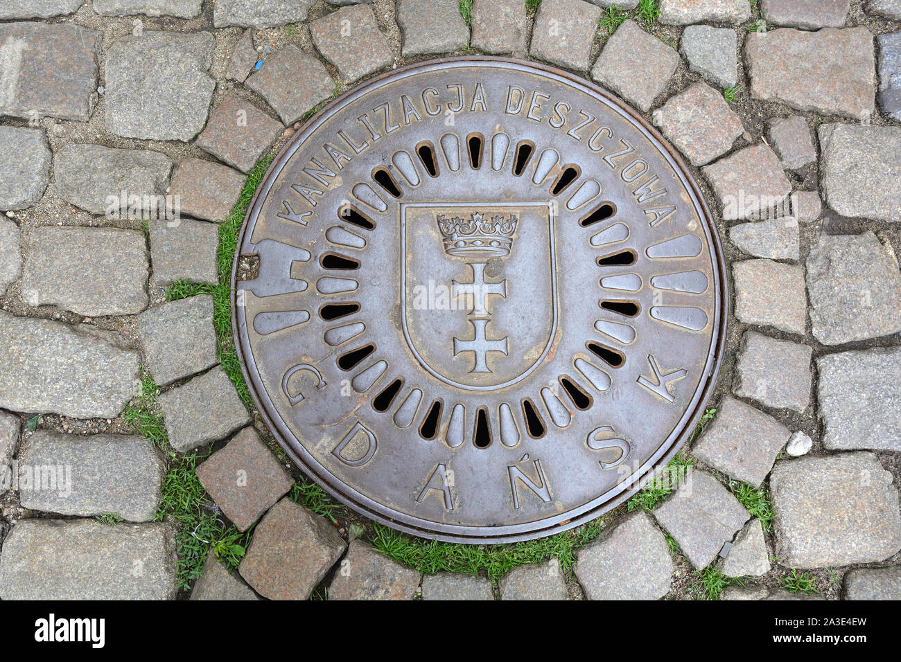 Gdansk, Pologne - Poméranie, 19 juin 2019 : le couvercle de trou d'homme avec les armoiries de la ville polonaise de Gdansk - Pologne. Banque D'Images