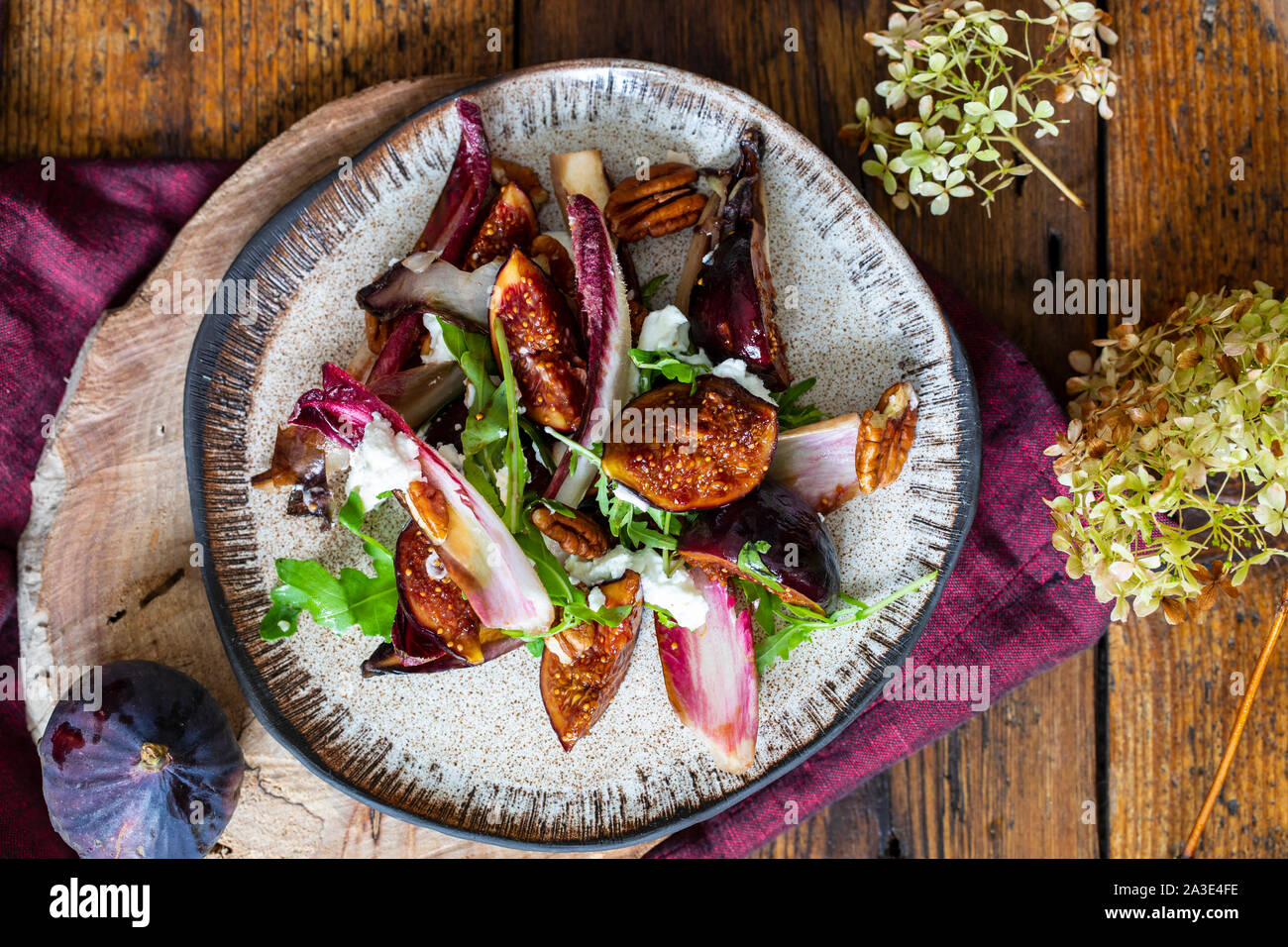 Figues caramélisées et salade de chicorée Banque D'Images