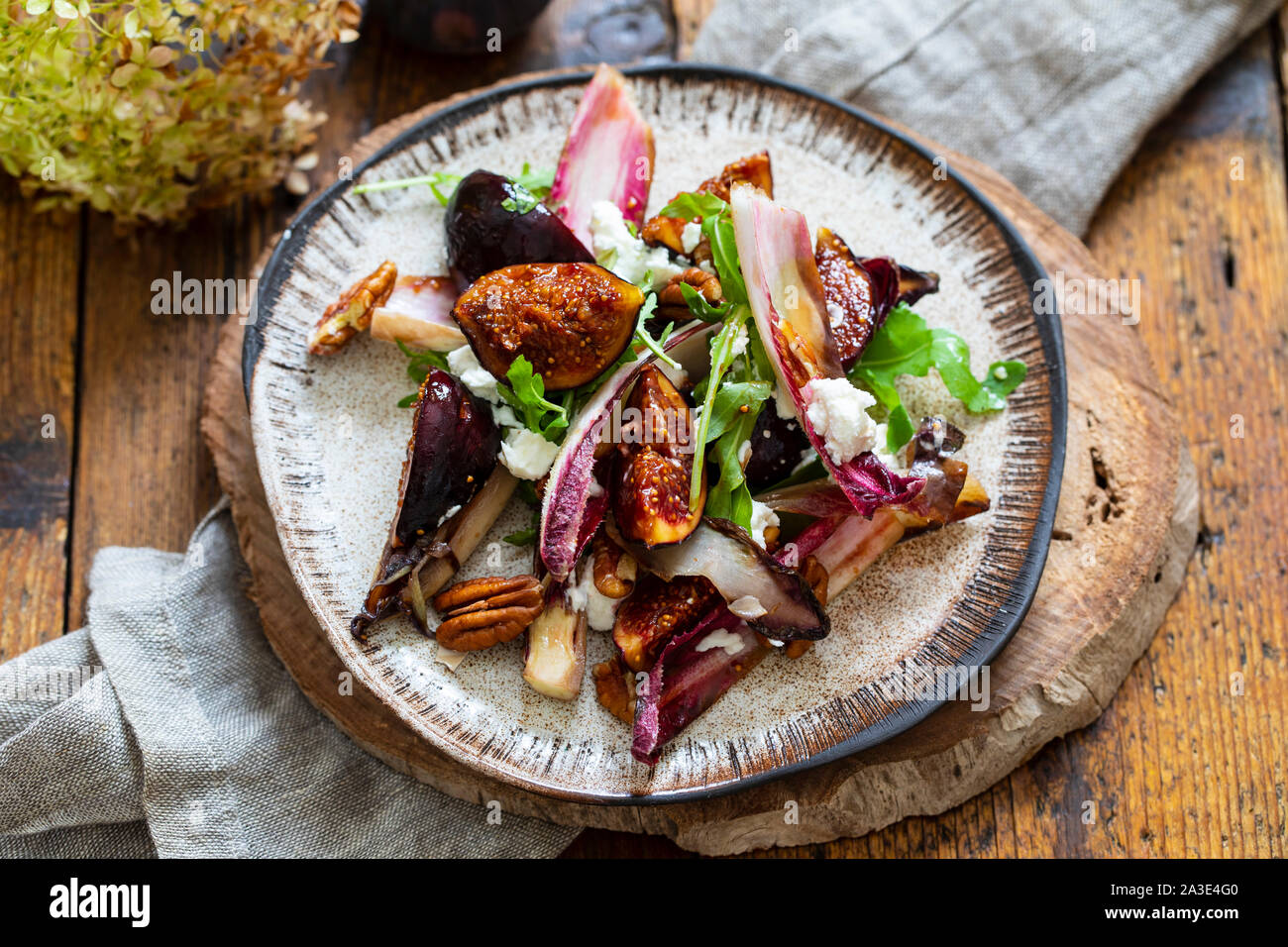 Figues caramélisées et salade de chicorée Banque D'Images