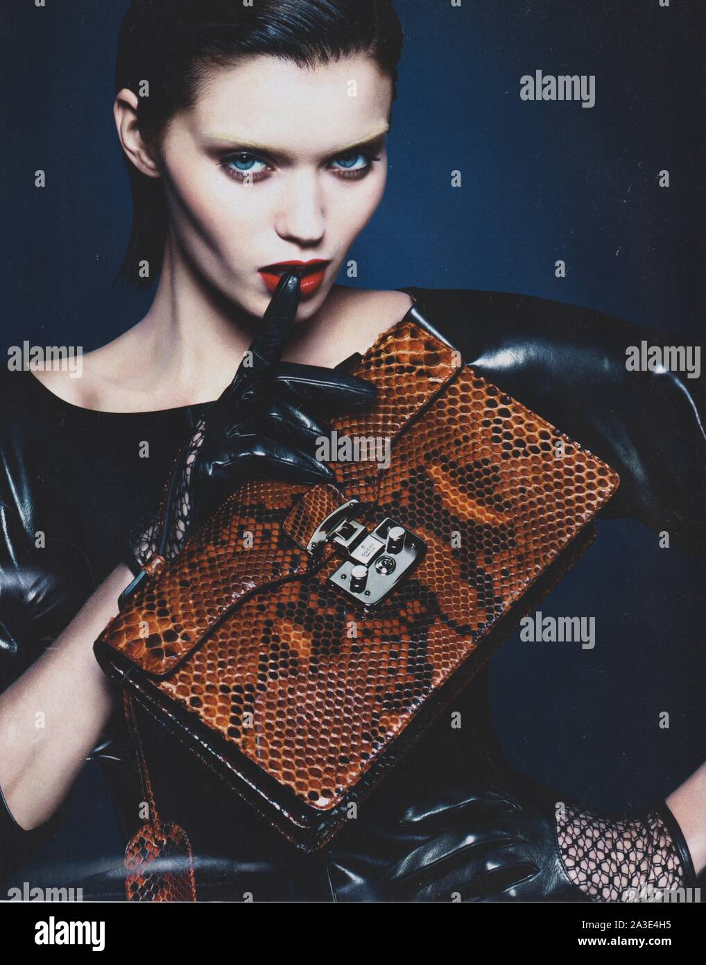 Affiche publicitaire de la maison GUCCI avec Abbey Lee Kershaw dans la version papier du magazine à partir de 2013, année de création publicitaire, publicité GUCCI à partir de 2010s Banque D'Images