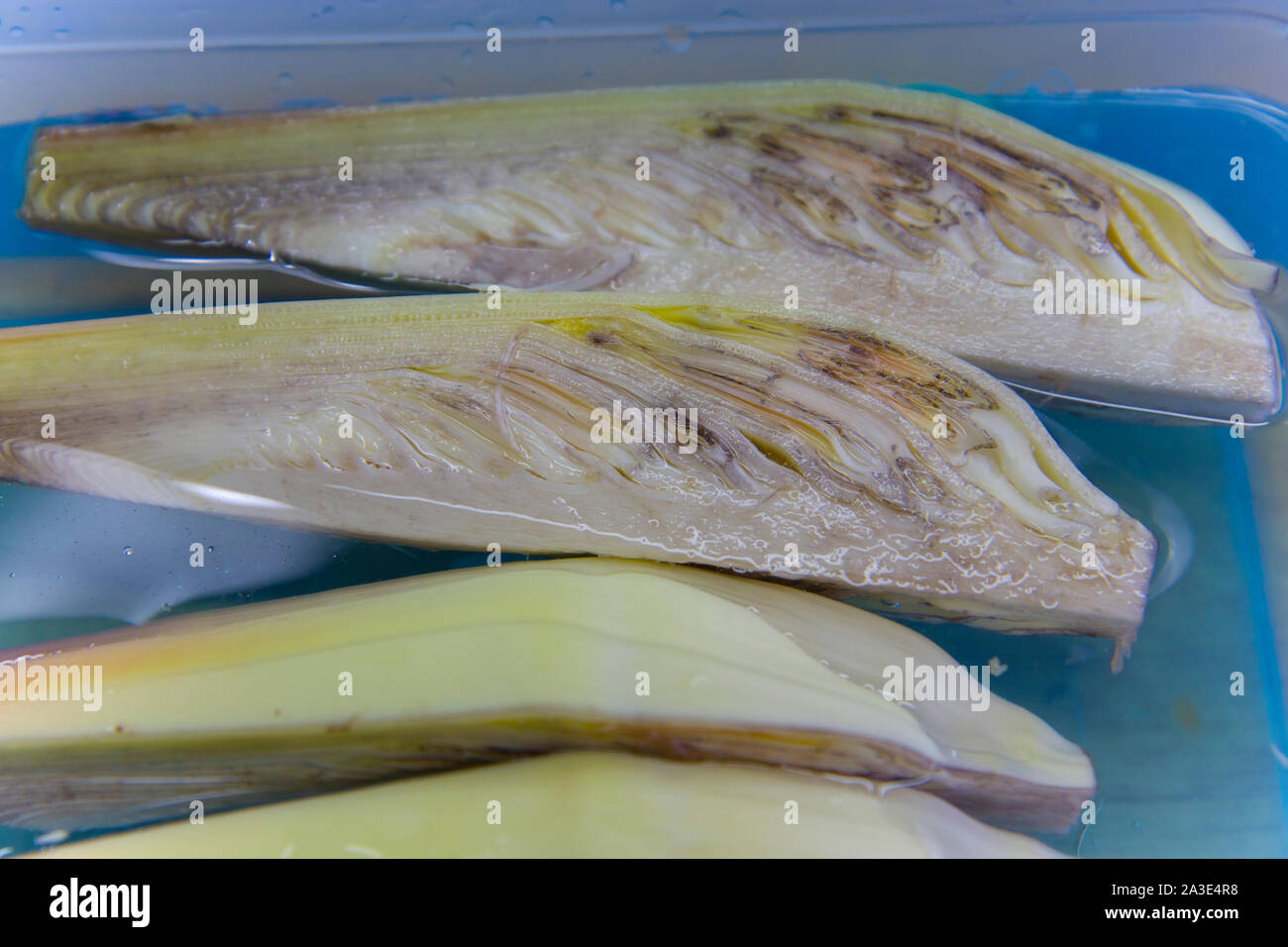 Tranches de banane blossom tremper dans de l'eau pour faire cuire la nourriture thaïe. Galerie d'images haute résolution. Banque D'Images