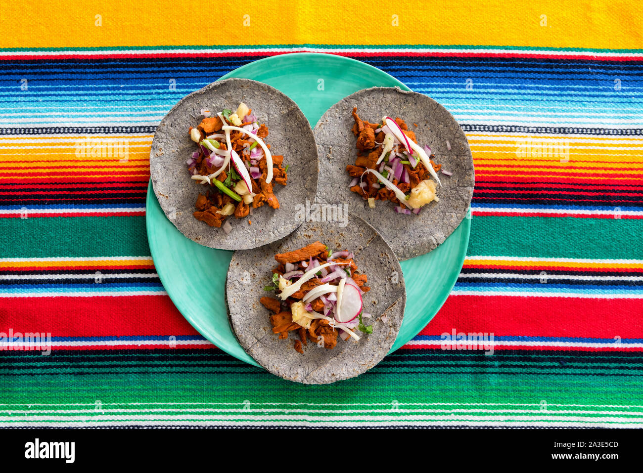 Tacos mexicains frais sur la table avec la sauce chili Banque D'Images