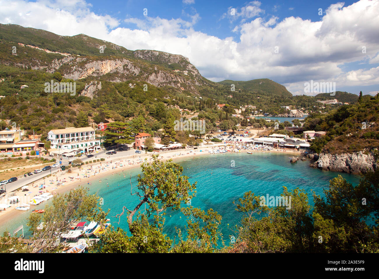 Vue aérienne de au-dessus de la station de vacances grecques de Paleokastritsa Corfu Grèce Banque D'Images