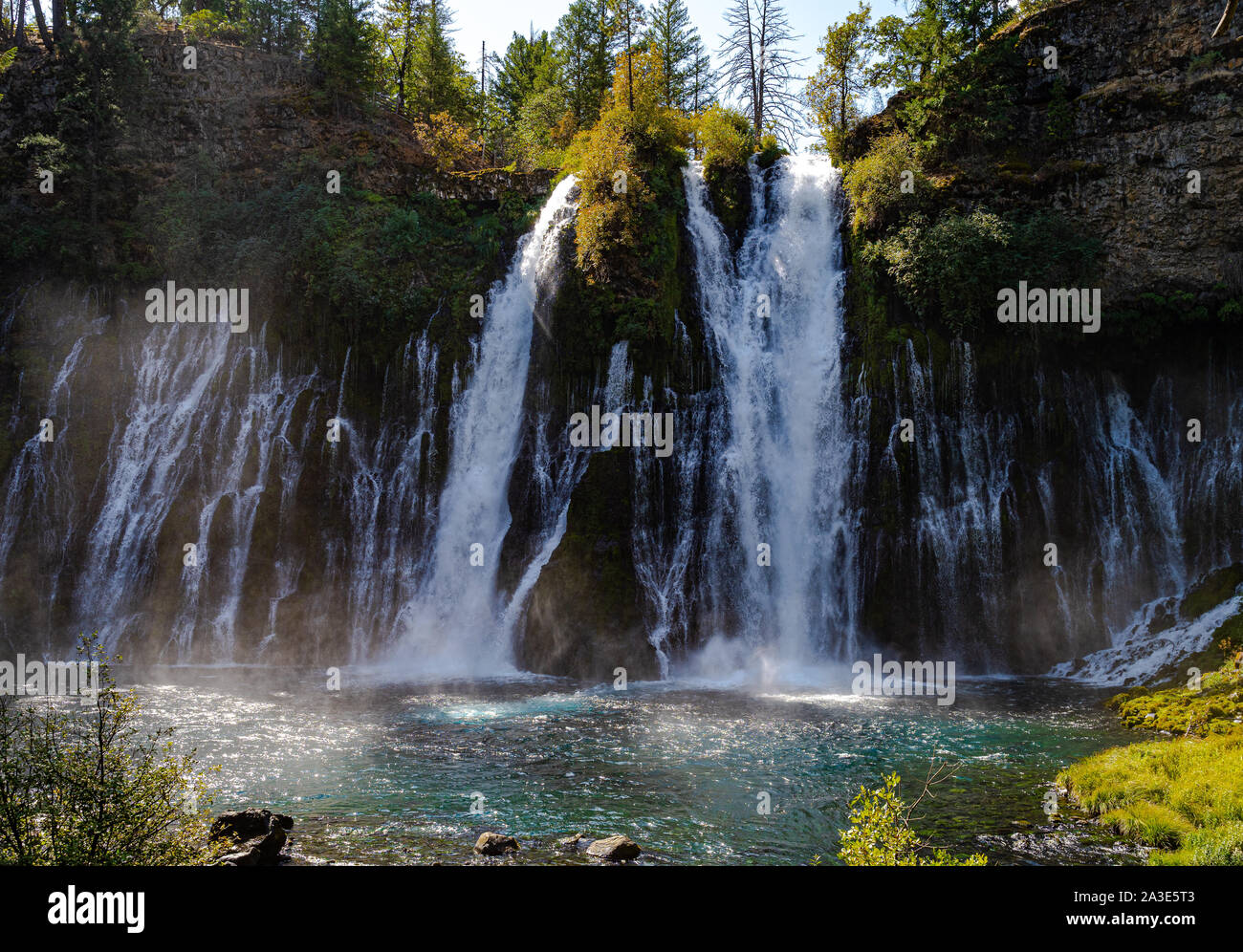 Chute dans un paradis à Californie, McArthur Burney Falls, en Californie, la nature, l'Amazing Waterfall Banque D'Images