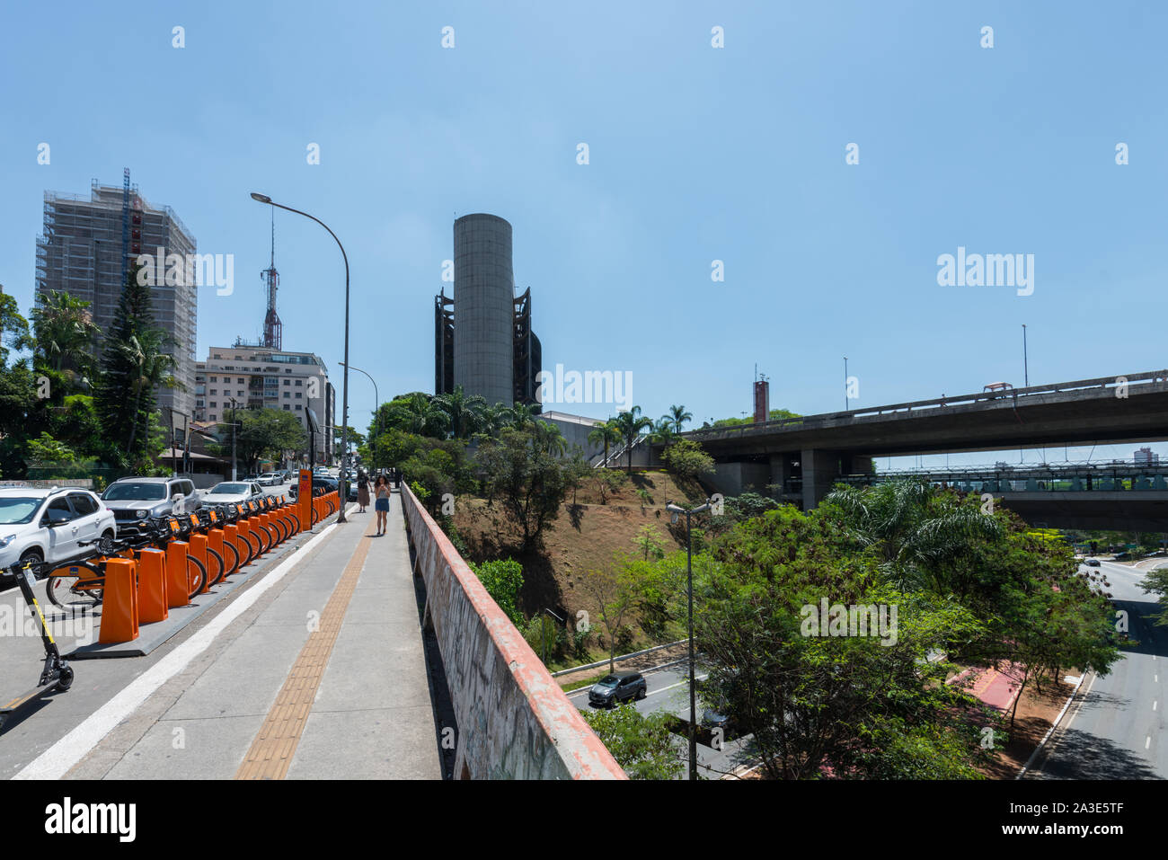 SAO PAULO, BRÉSIL - 05 octobre, 2019, grand angle : photo d'une rue publique à proximité de la station de métro Sumaré pendant journée ensoleillée à Sao Paulo, Brésil Banque D'Images