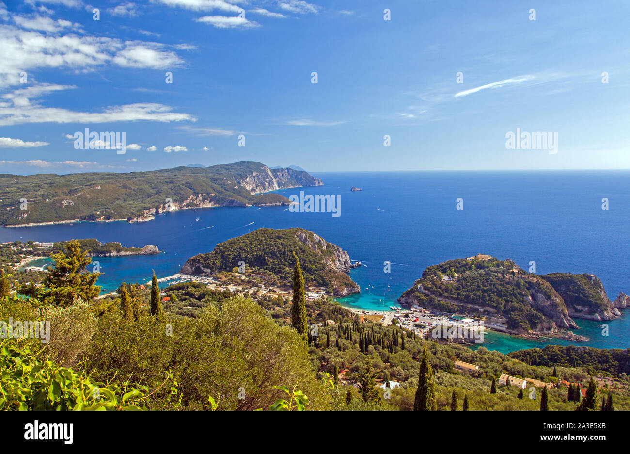 Vue aérienne de au-dessus de la station de vacances grecques de Paleokastritsa Corfu Grèce Banque D'Images