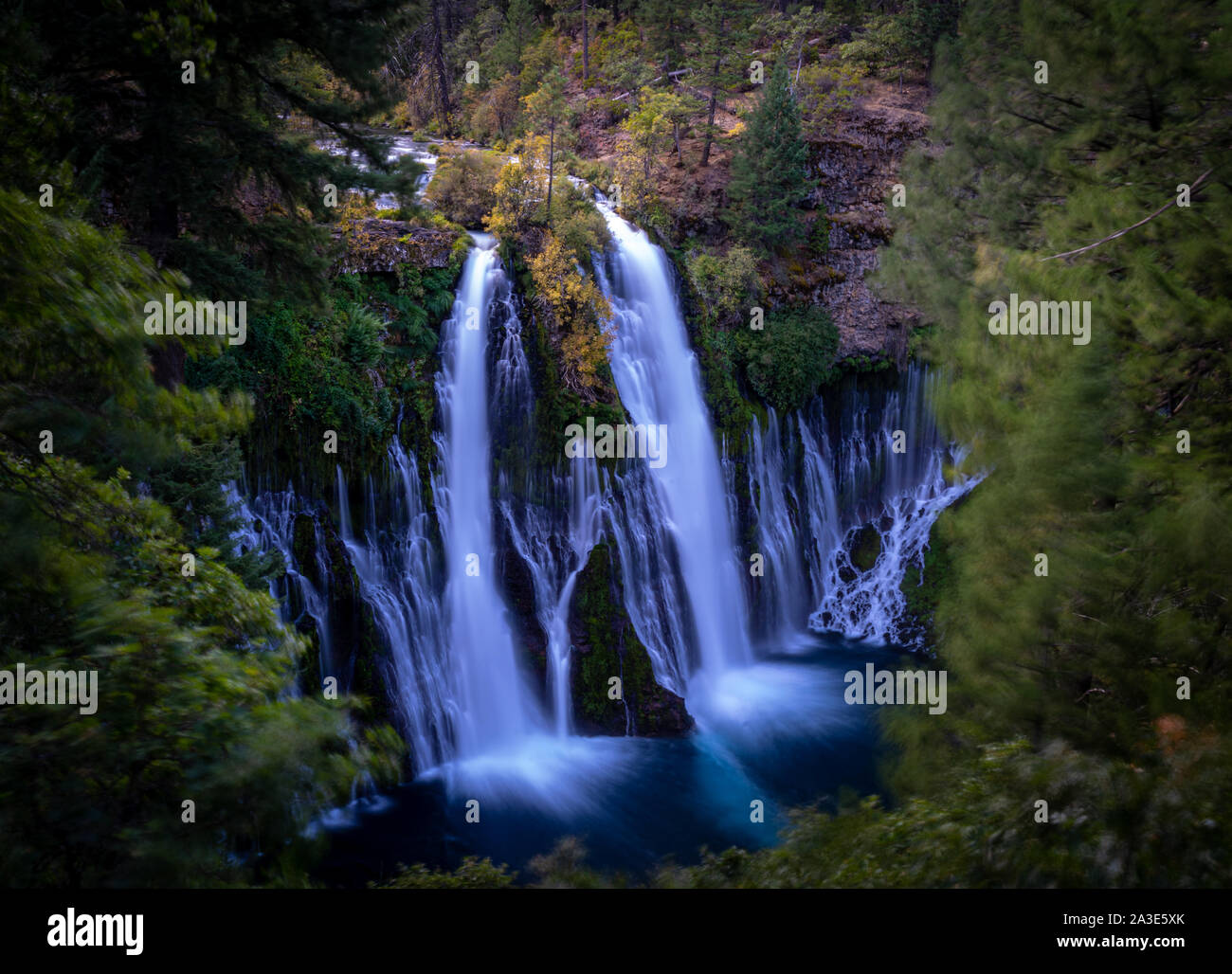 Chute dans un paradis à Californie, McArthur Burney Falls, en Californie, la nature, l'Amazing Waterfall Banque D'Images