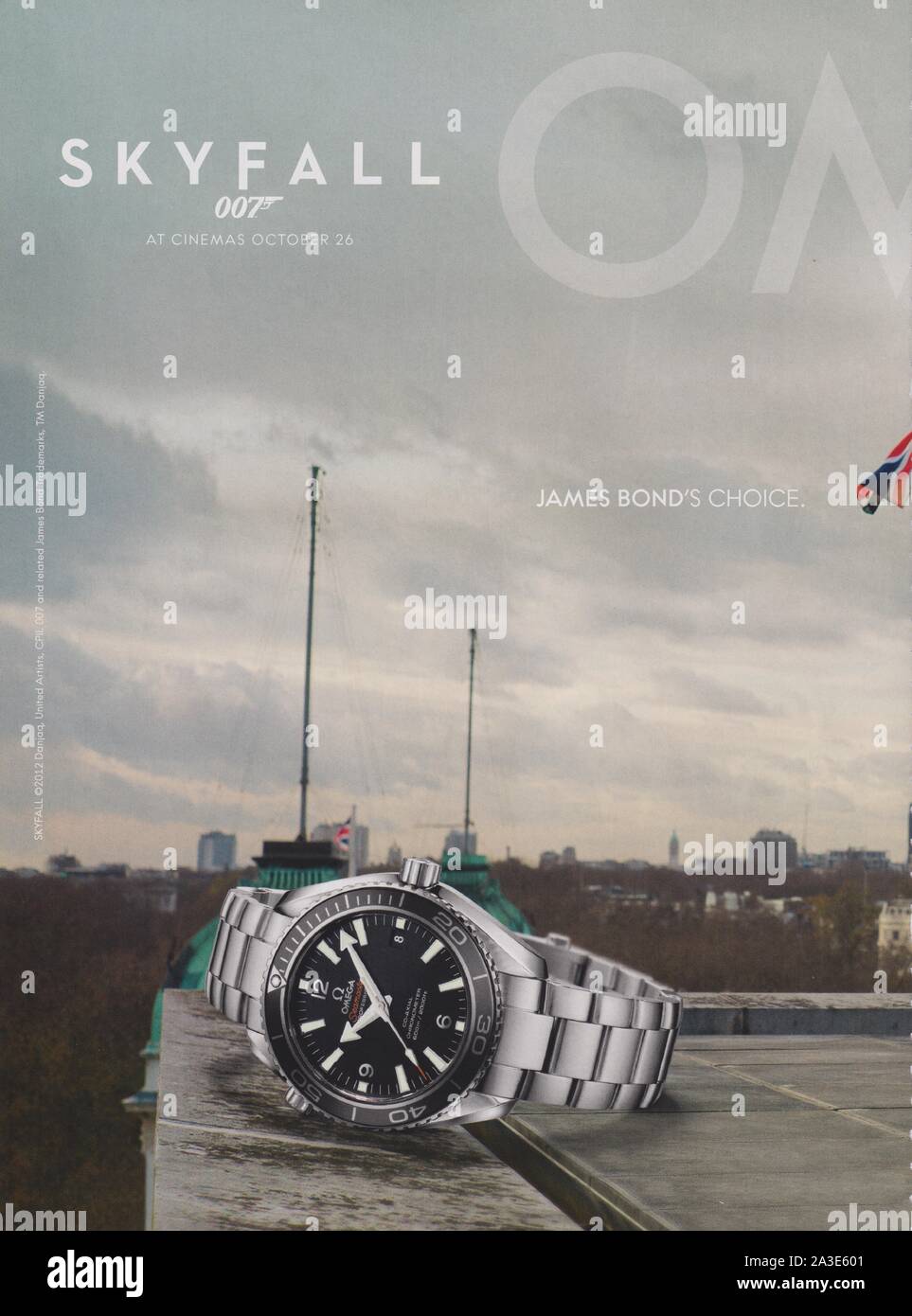 Affiche publicitaire de OMEGA watch avec Daniel Craig dans le magazine à  partir de 2012, le choix de James Bond Skyfall, une publicité, une  publicité à partir d'OMEGA créatifs 2010s Photo Stock -
