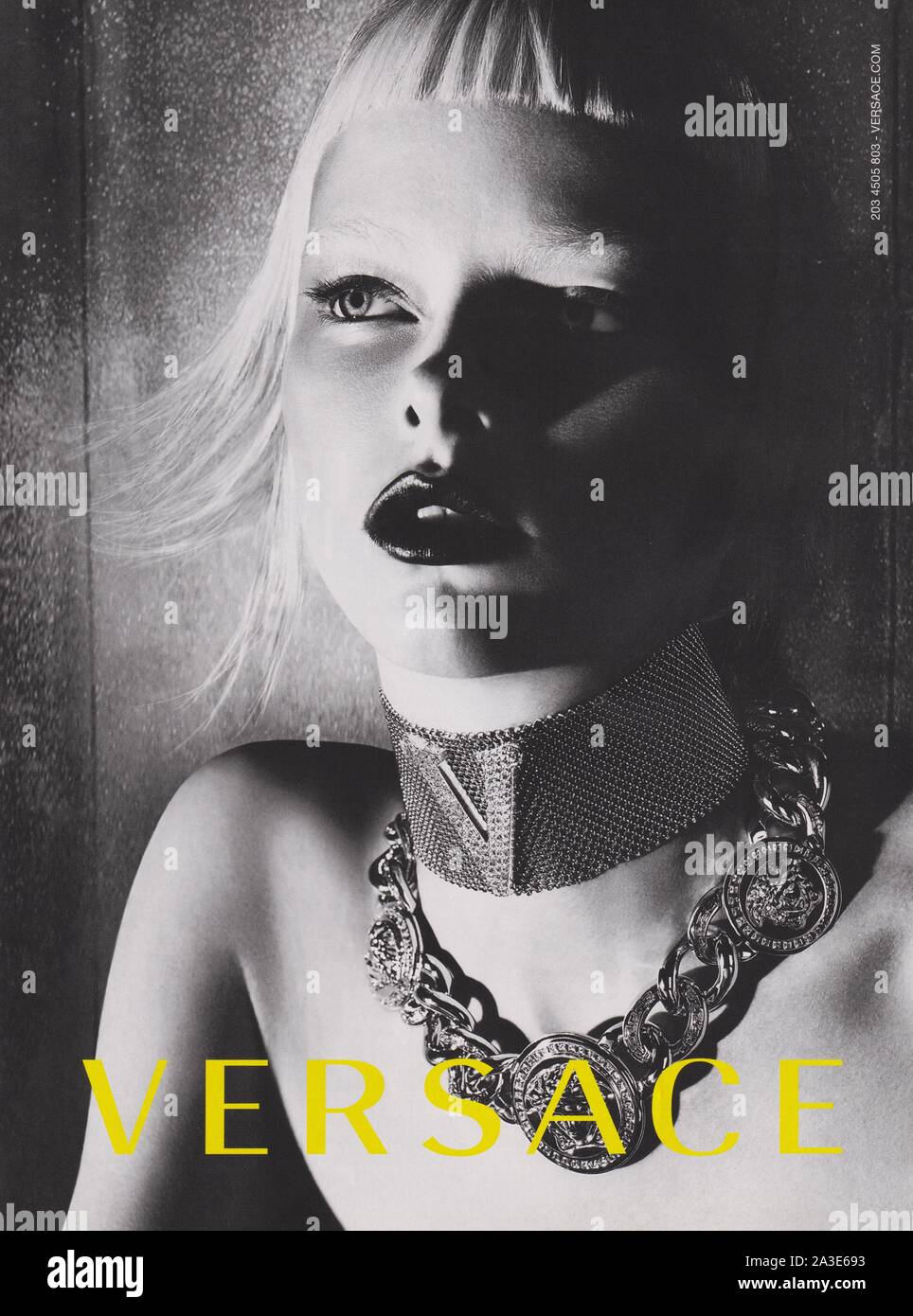 Affiche publicitaire LA maison DE mode VERSACE dans le magazine papier de 2012, publicité, publicité créative VERSACE 2010 Banque D'Images