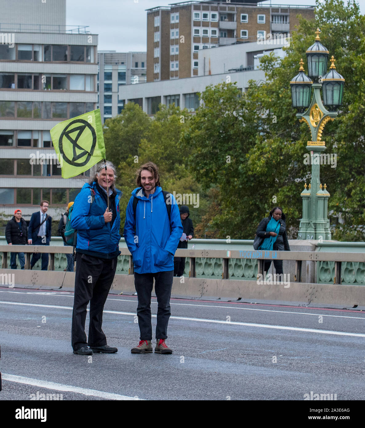 Le pont de Westminster, Londres UK. 7 octobre 2019. Rébellion d'extinction les changements climatiques à l'extérieur de rassembler des militants St Thomas' Hospital Westminster Bridge et la création d'une perturbation de la circulation sur les principales routes autour de Westminster. C'était la première journée de protestations qui sont prévues à travers Londres pour la prochaine quinzaine de sensibilisation du changement climatique mondial. Celia McMahon/Alamy Live News. Credit : Celia McMahon/Alamy Live News Banque D'Images