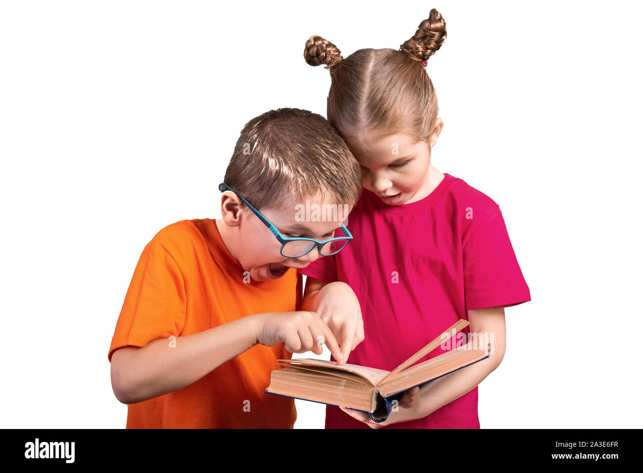 Soeur frère apprend à lire un vieux livre. Isolé sur fond blanc. Banque D'Images