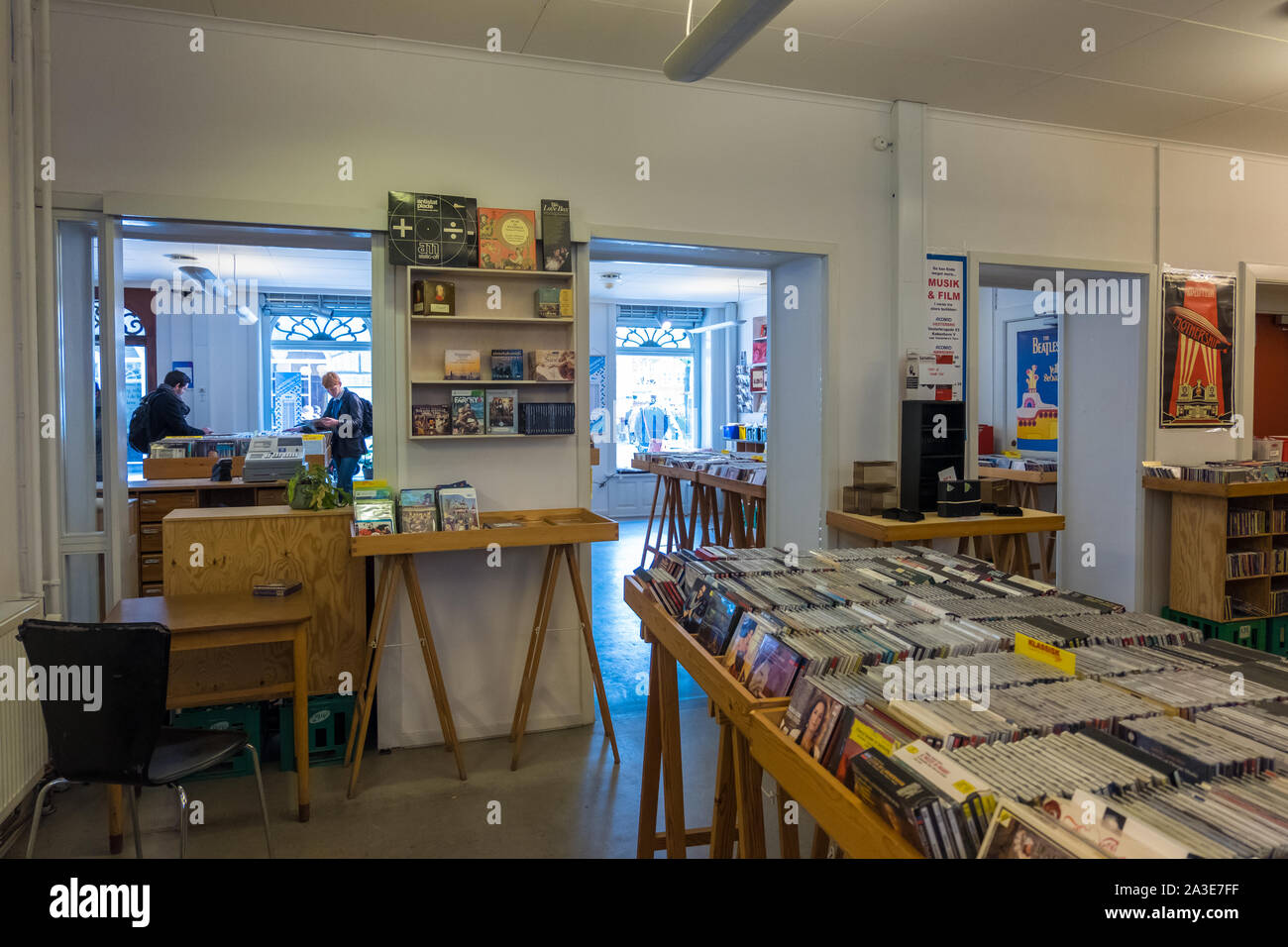 Copenhague, Danemark - mai 04, 2019 Hommes : sélection des enregistrements à record shop Banque D'Images